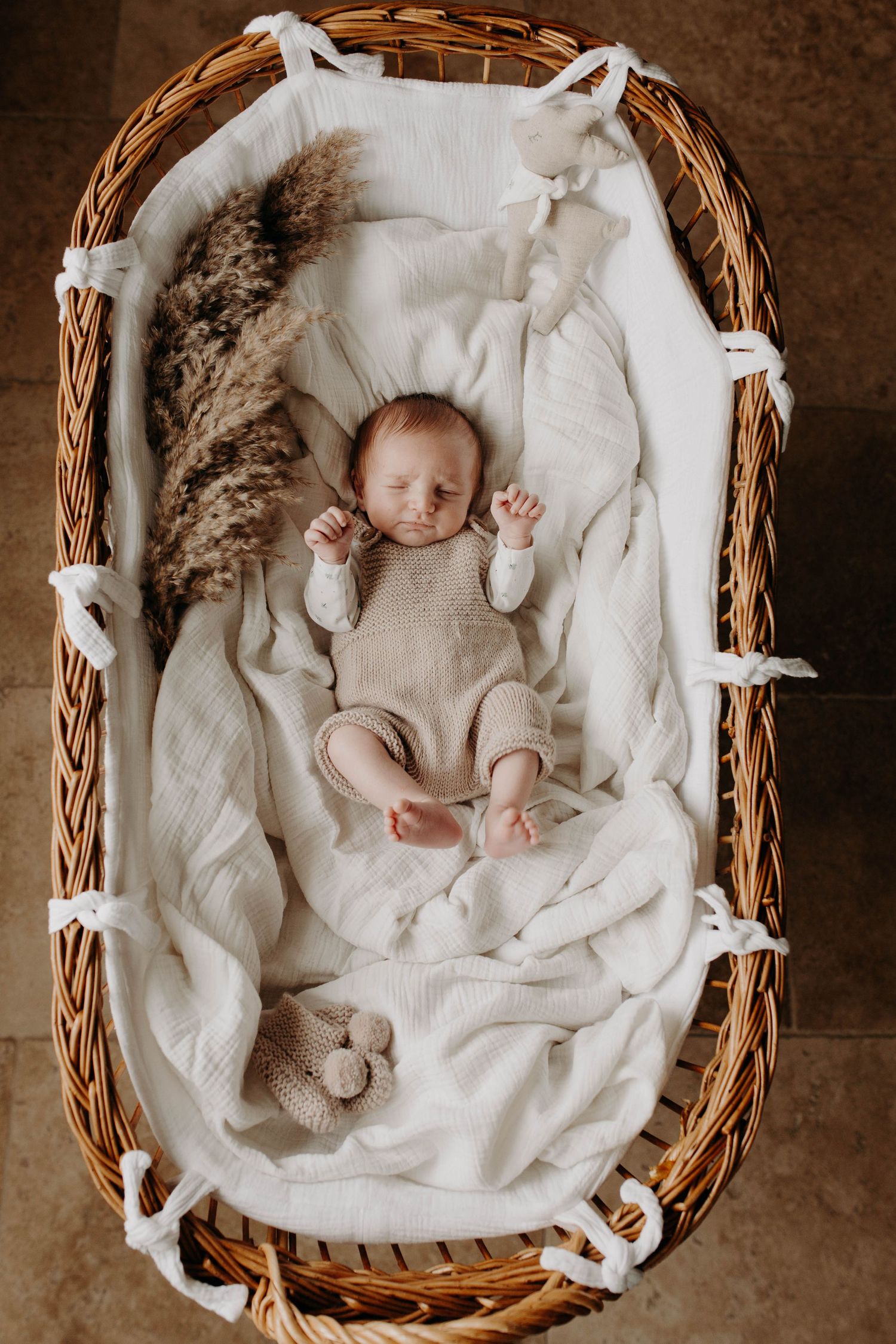 bébé dans un couffin