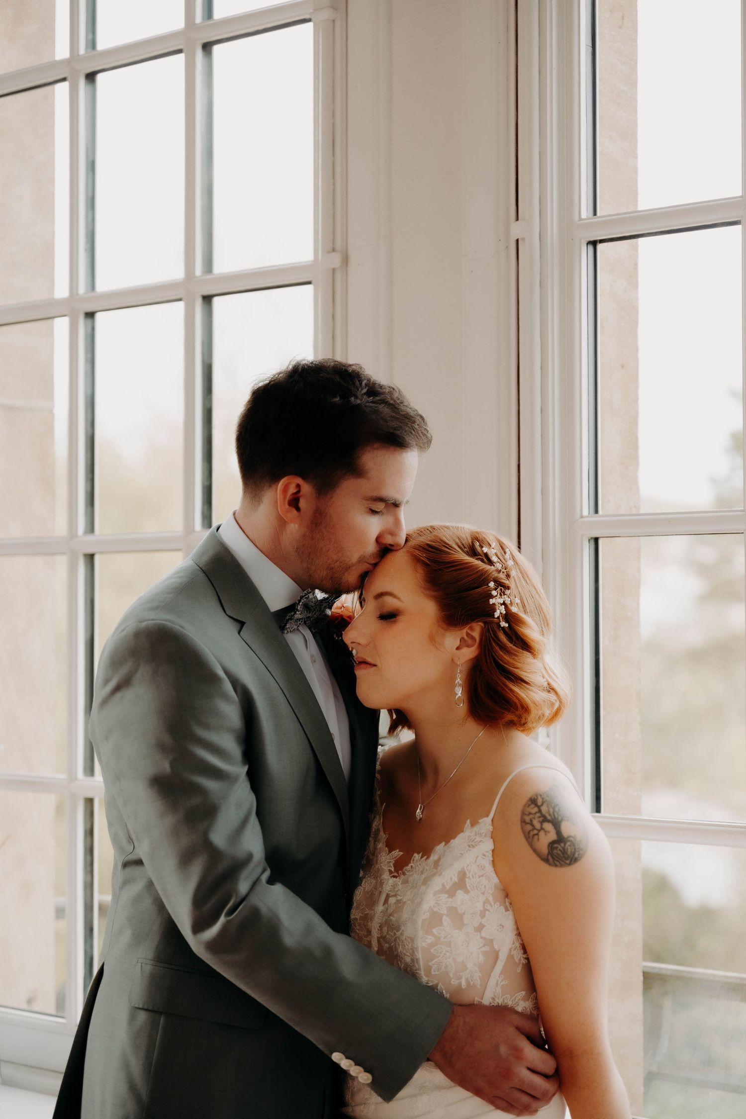 couple de mariés dans la suite le jour du mariage