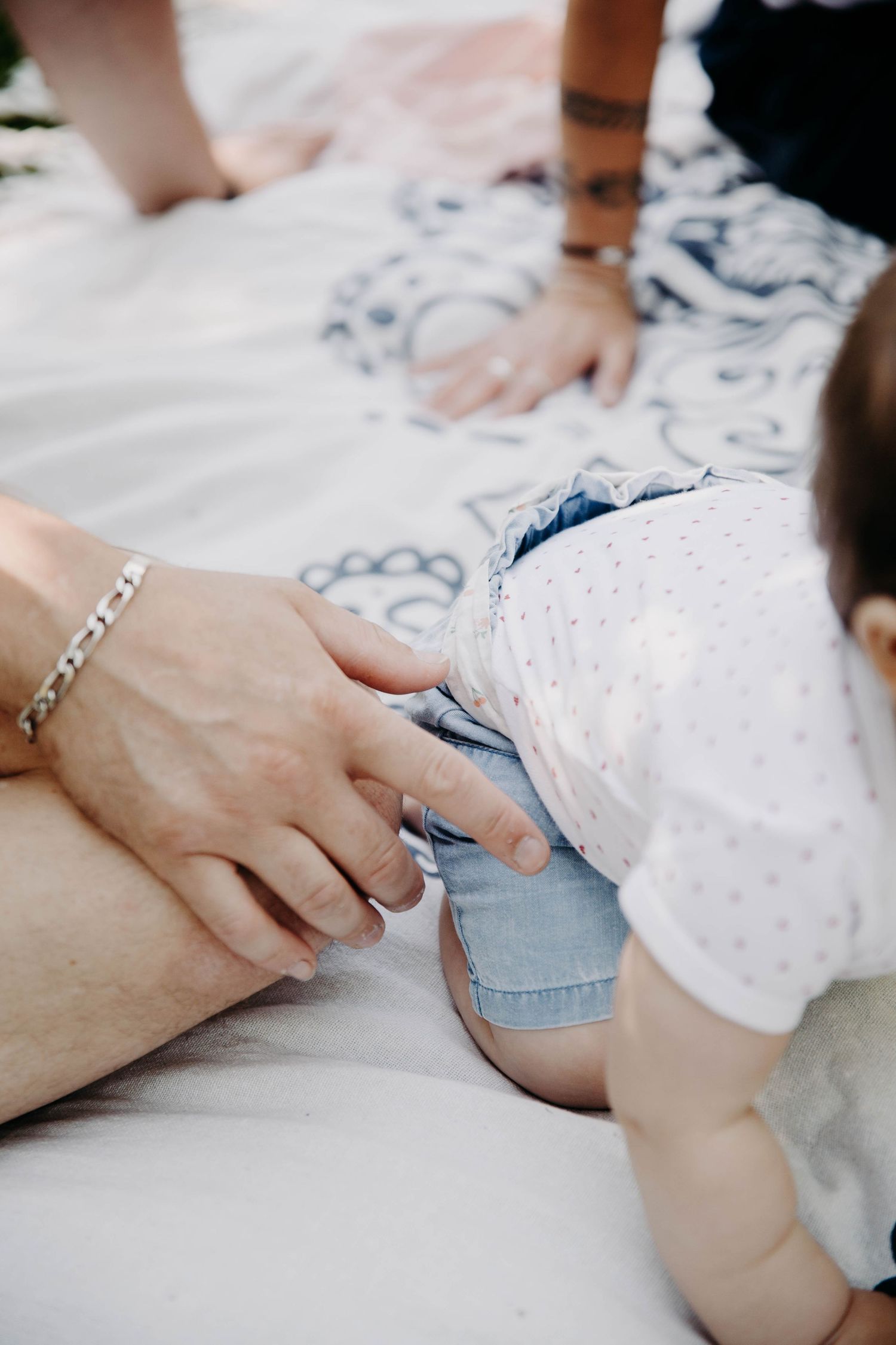bras et main d'un papa sur sa petite fille