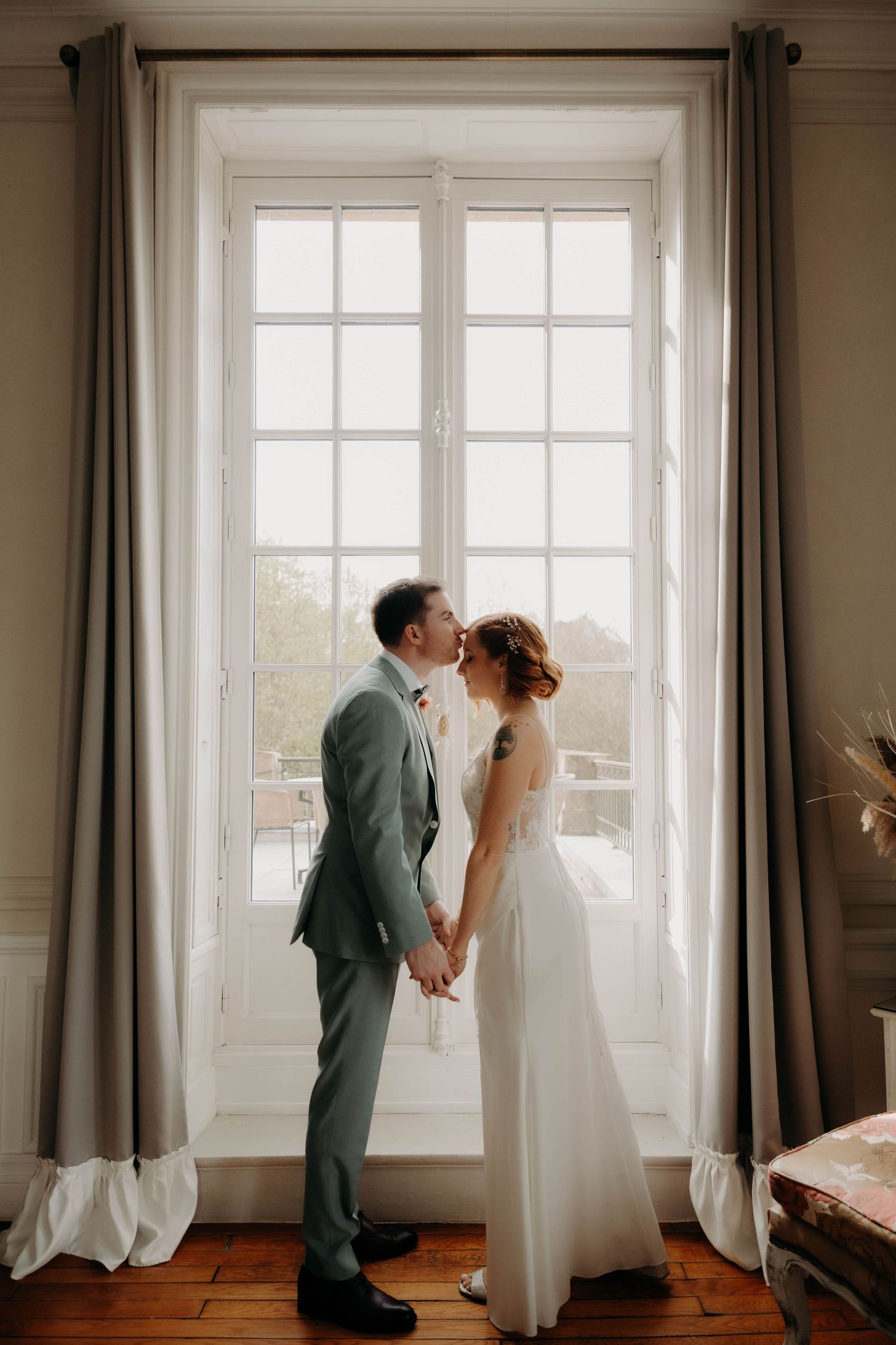 couple de mariés dans la suite le jour du mariage