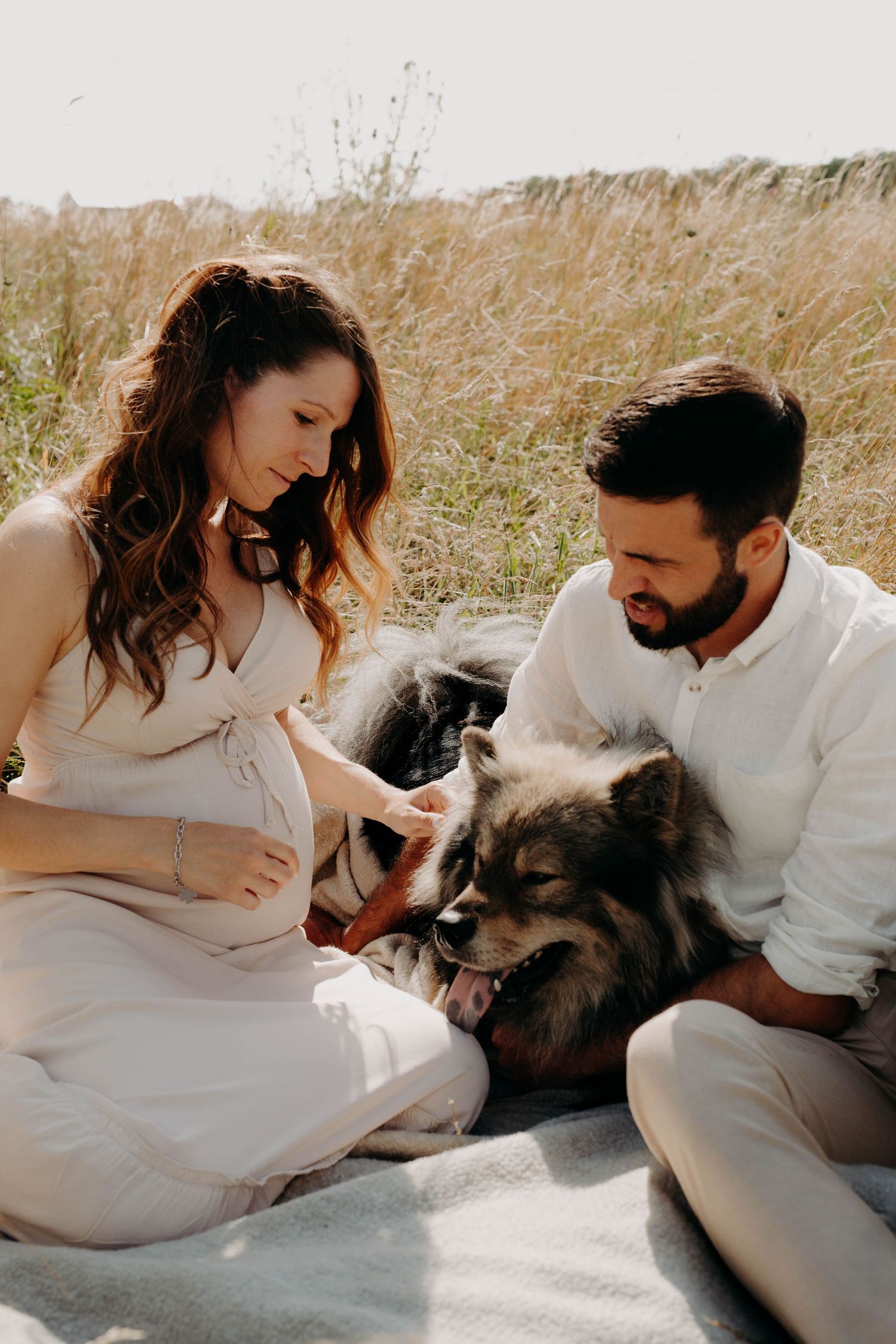 couple + chien dans un champs