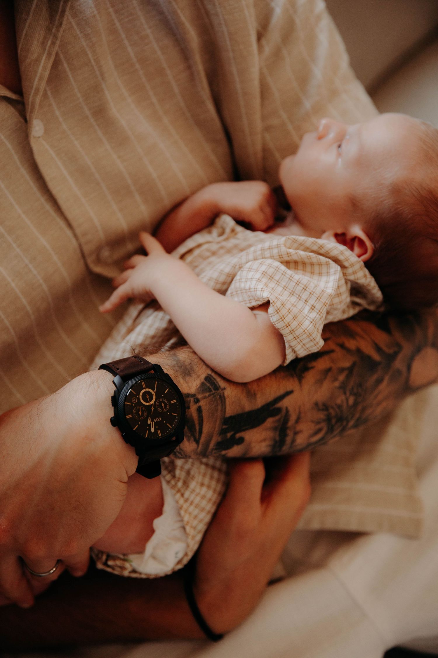 bébé dans les bras de papa