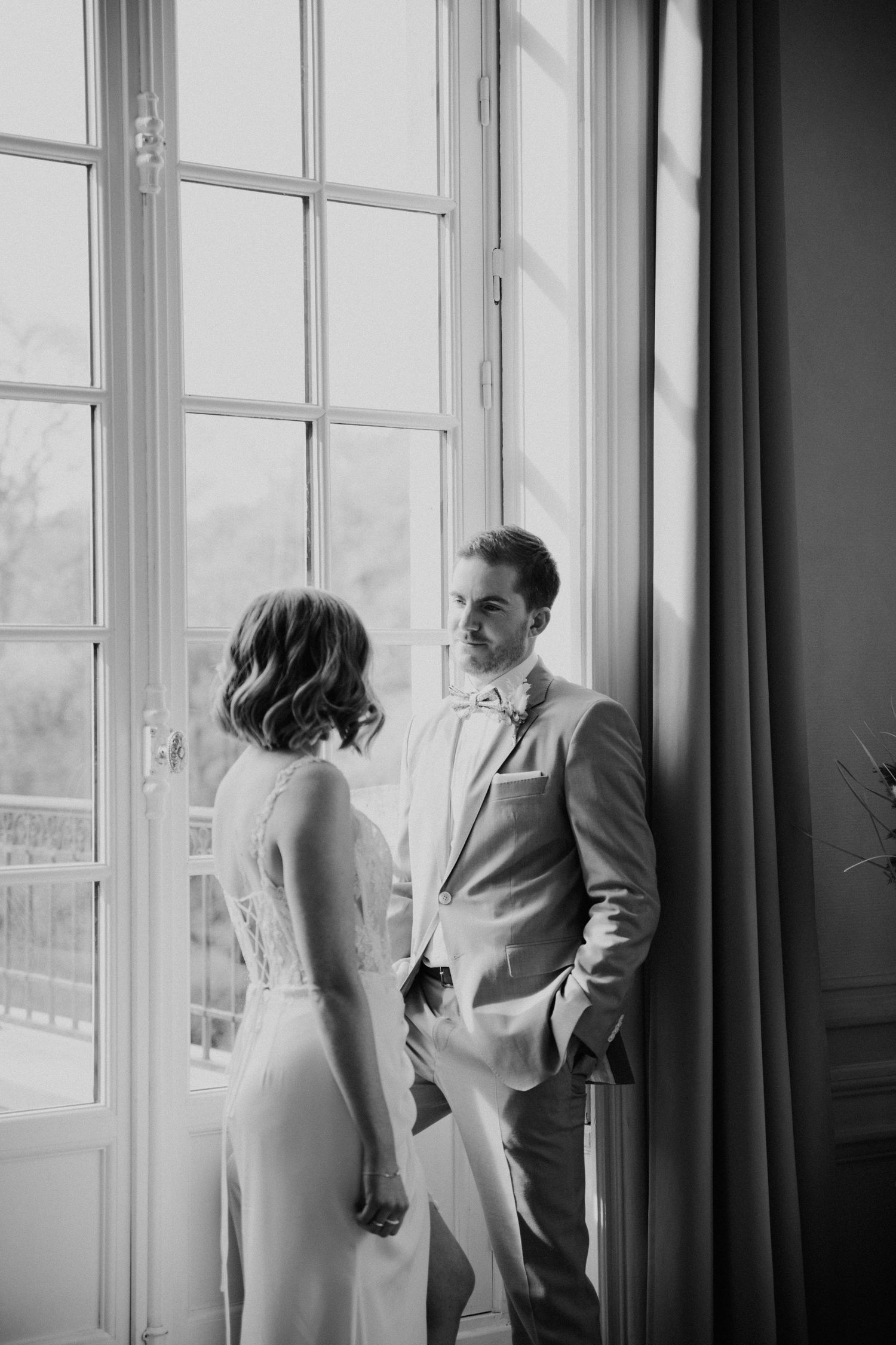 couple de mariés dans la suite le jour du mariage