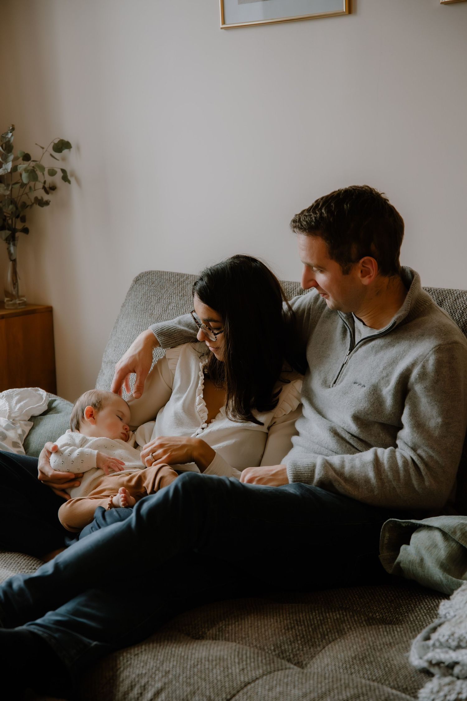 petite fille et son papa jouant