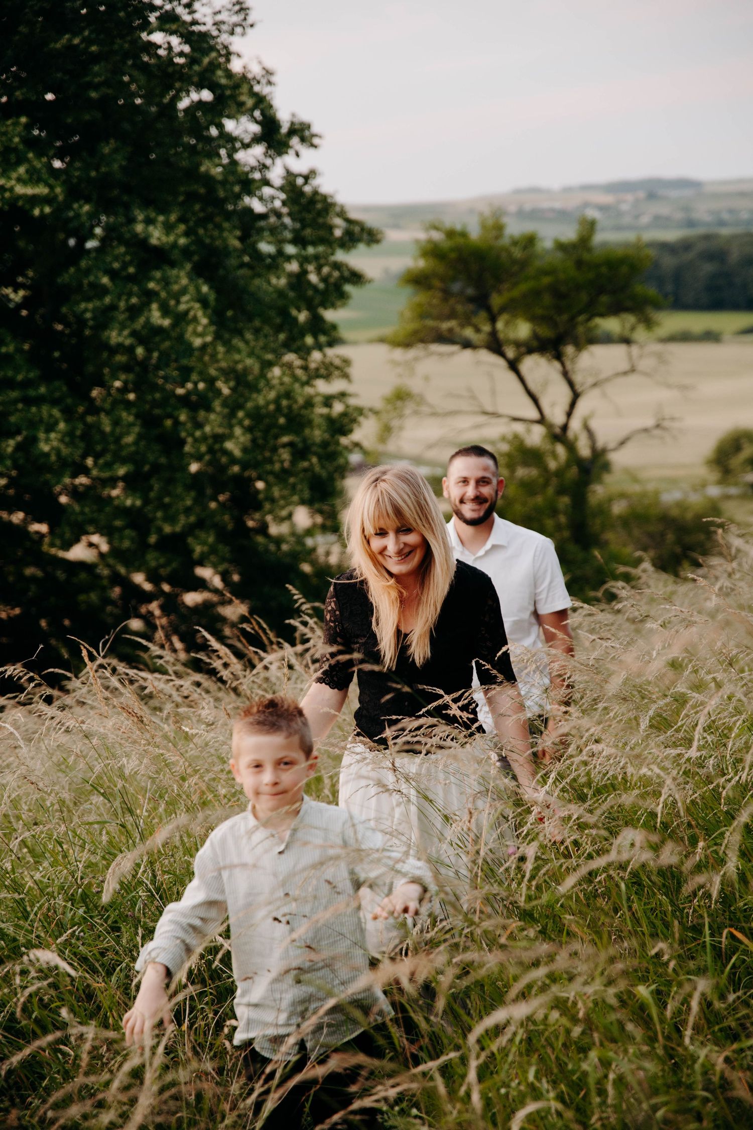 deux parents et leur fils qui marchent