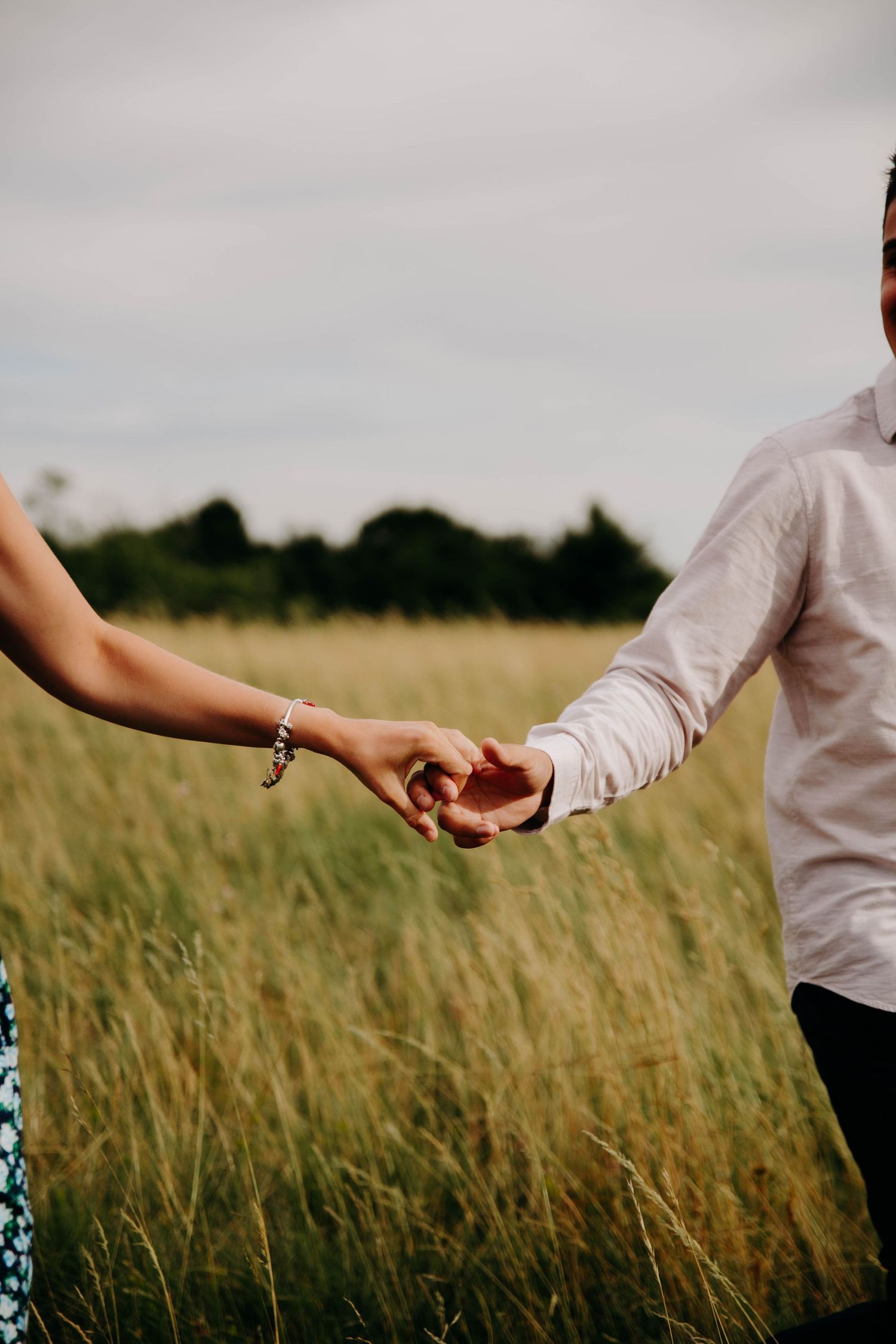 bras d'un couple qui se tient la main