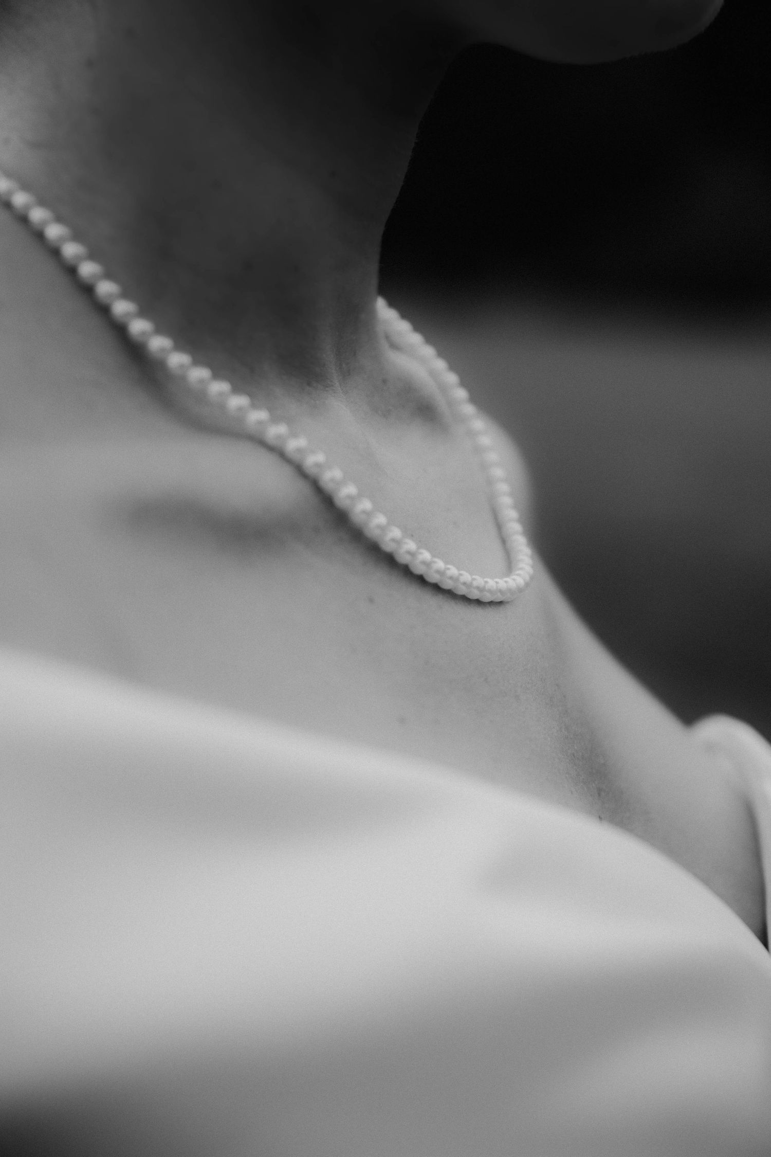 collier sur une mariée en noir et blanc