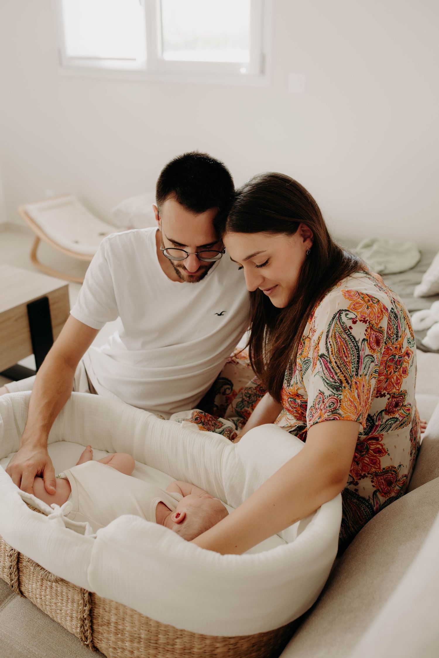 femme et son mari et son bébé dans ses bras dans un Salon