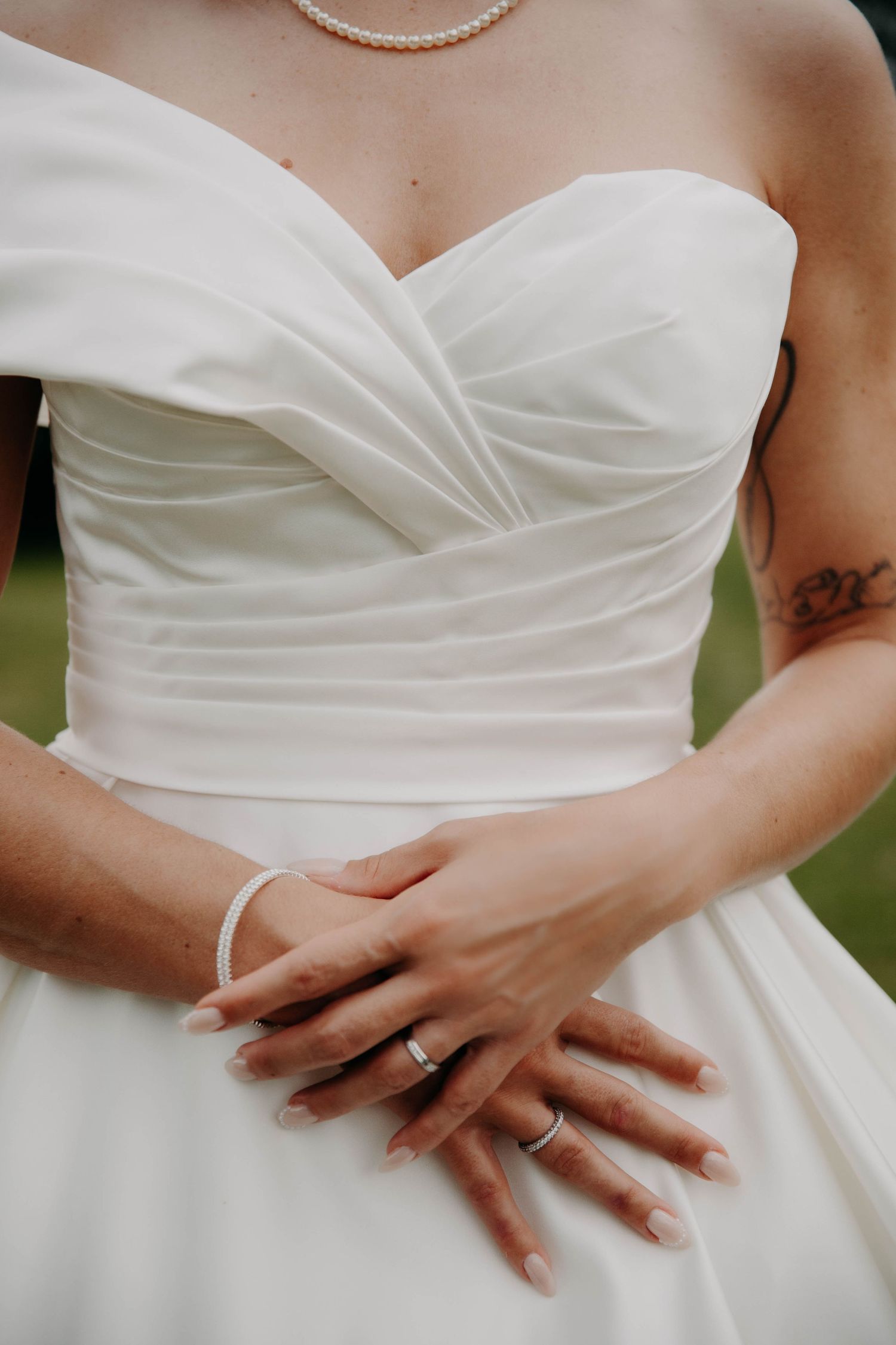 buste de mariée en couleur, détails de robe et manicure + bagues