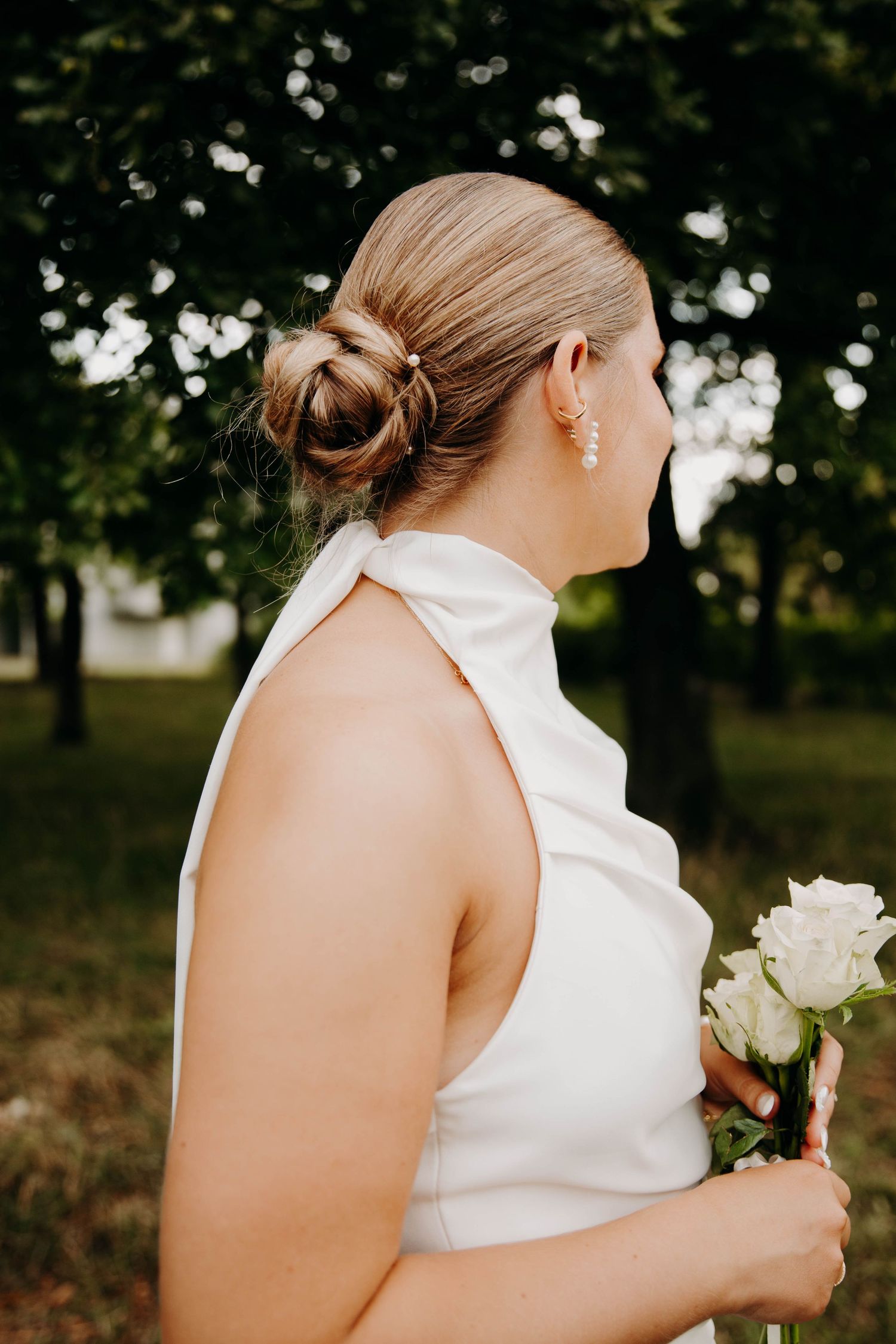detail   robe et bague coiffure mariée