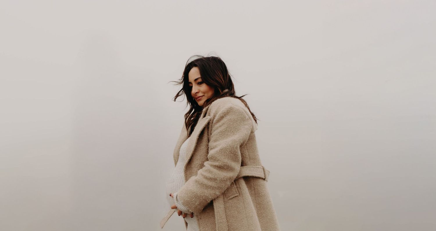 femme seule, enceinte, dans la brume