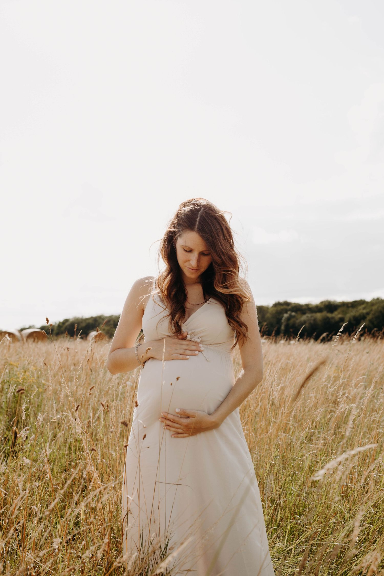 femme enceinte seule dans un champs
