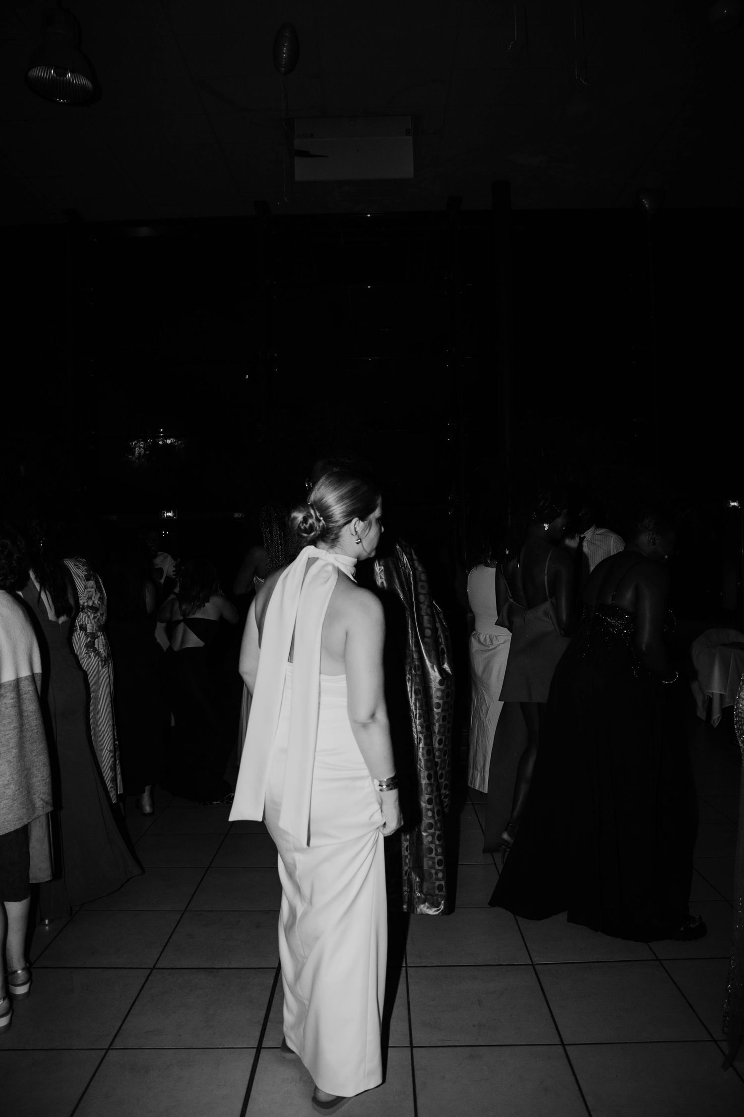 mariée de dos a sa soirée