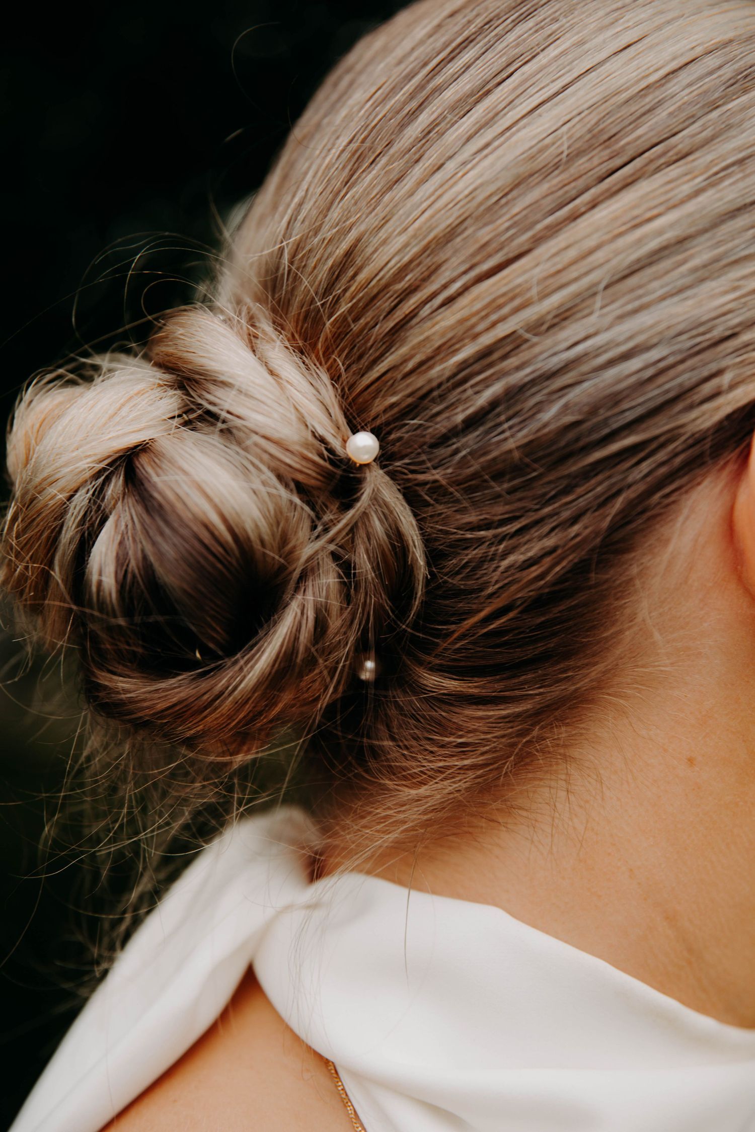 detail   robe et bague coiffure mariée