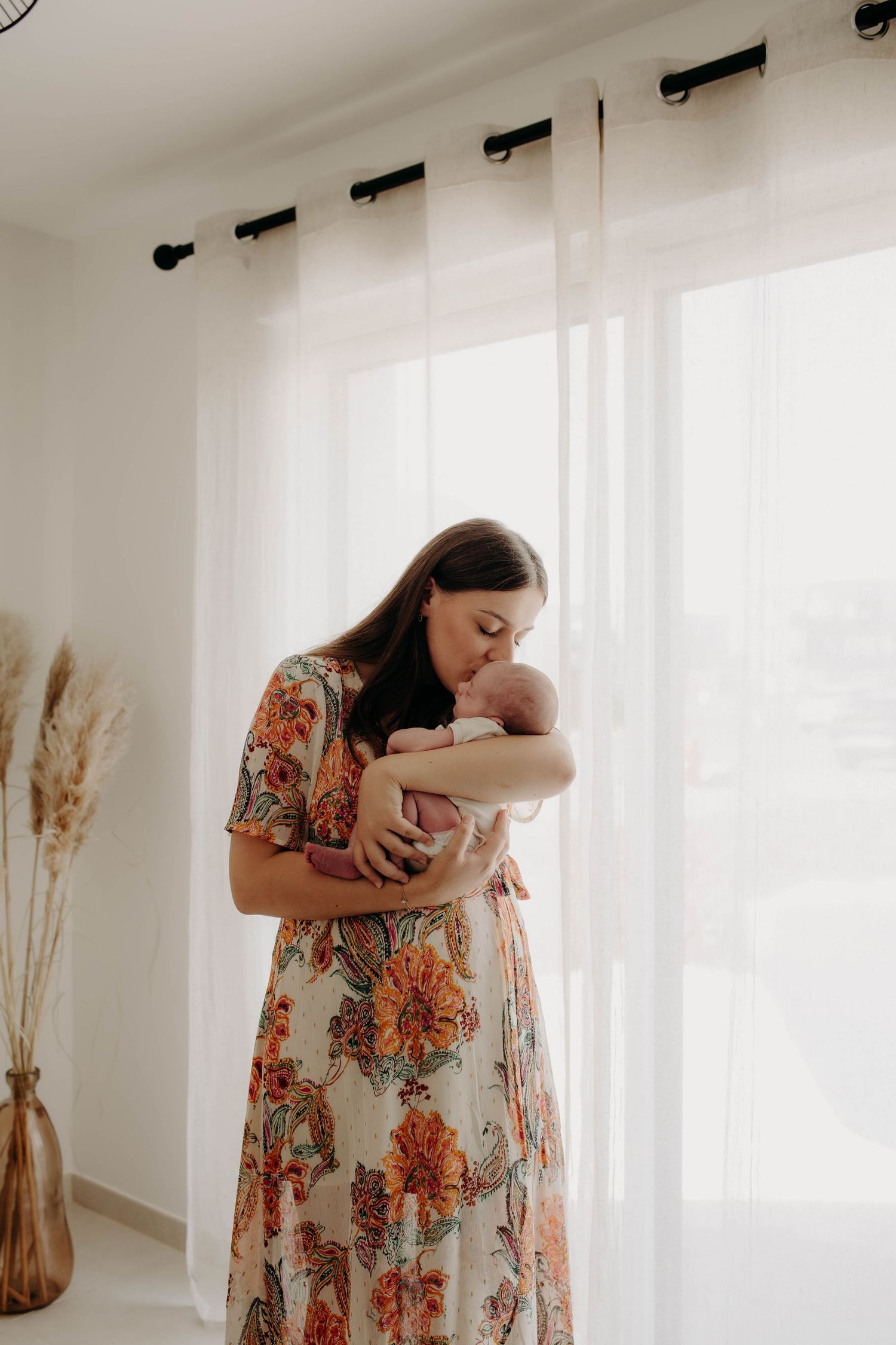 femme et son bébé dans ses bras dans un Salon