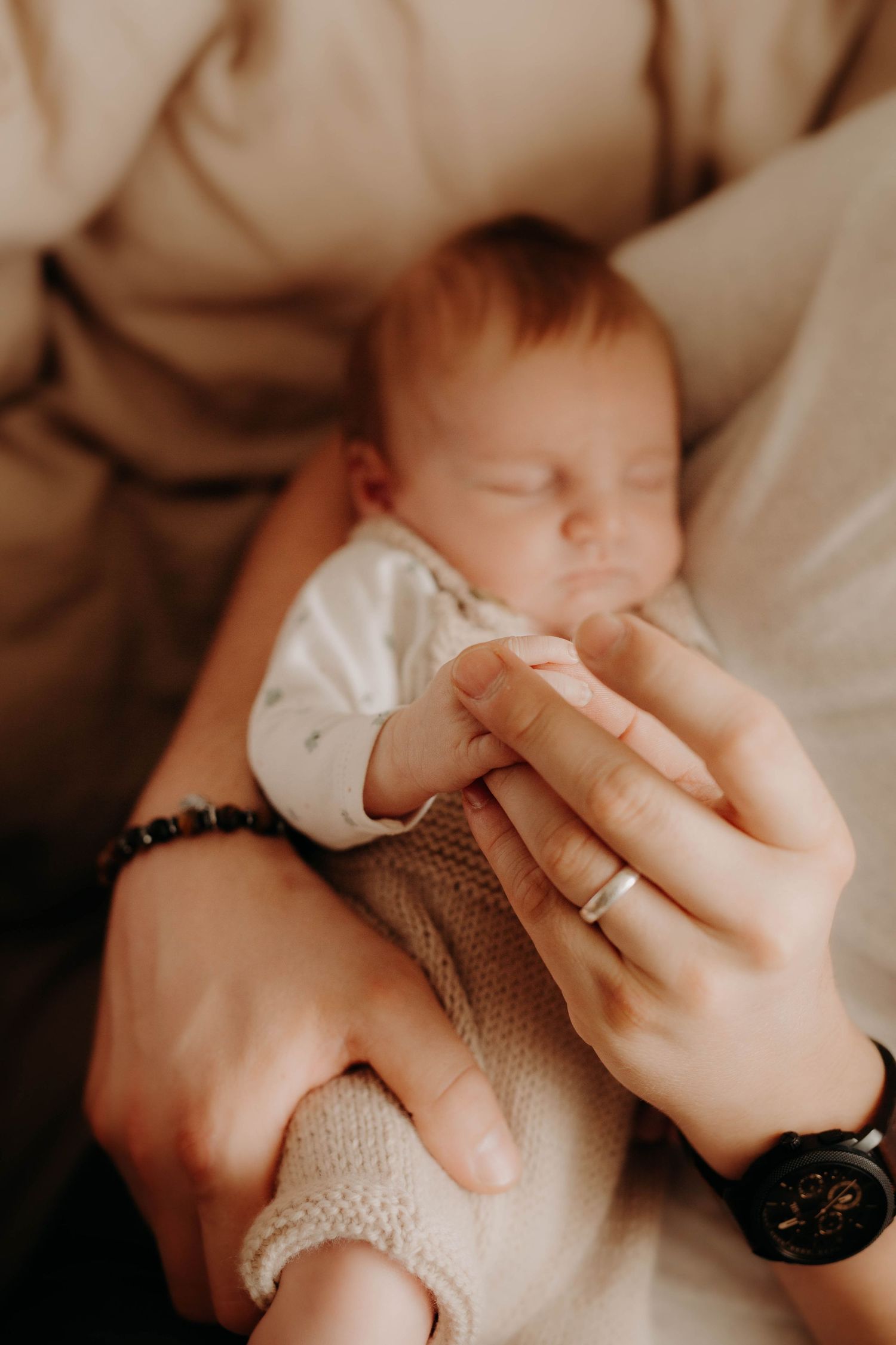 bébé dans les bras de son papa