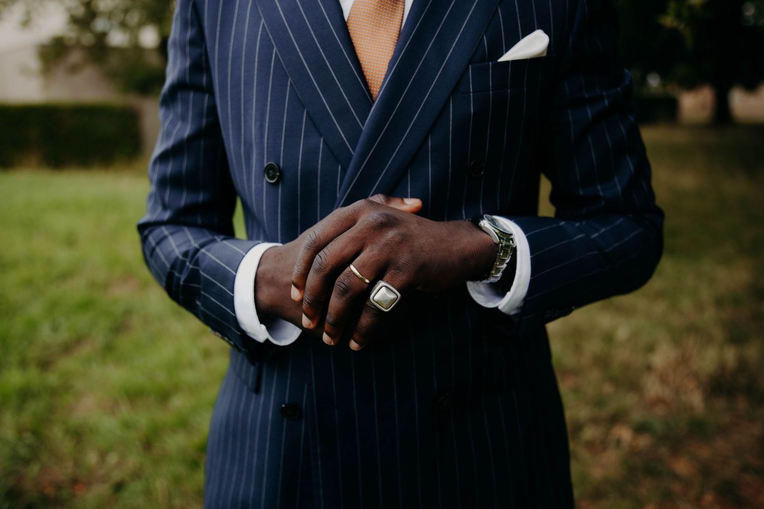 detail costume et bague marié