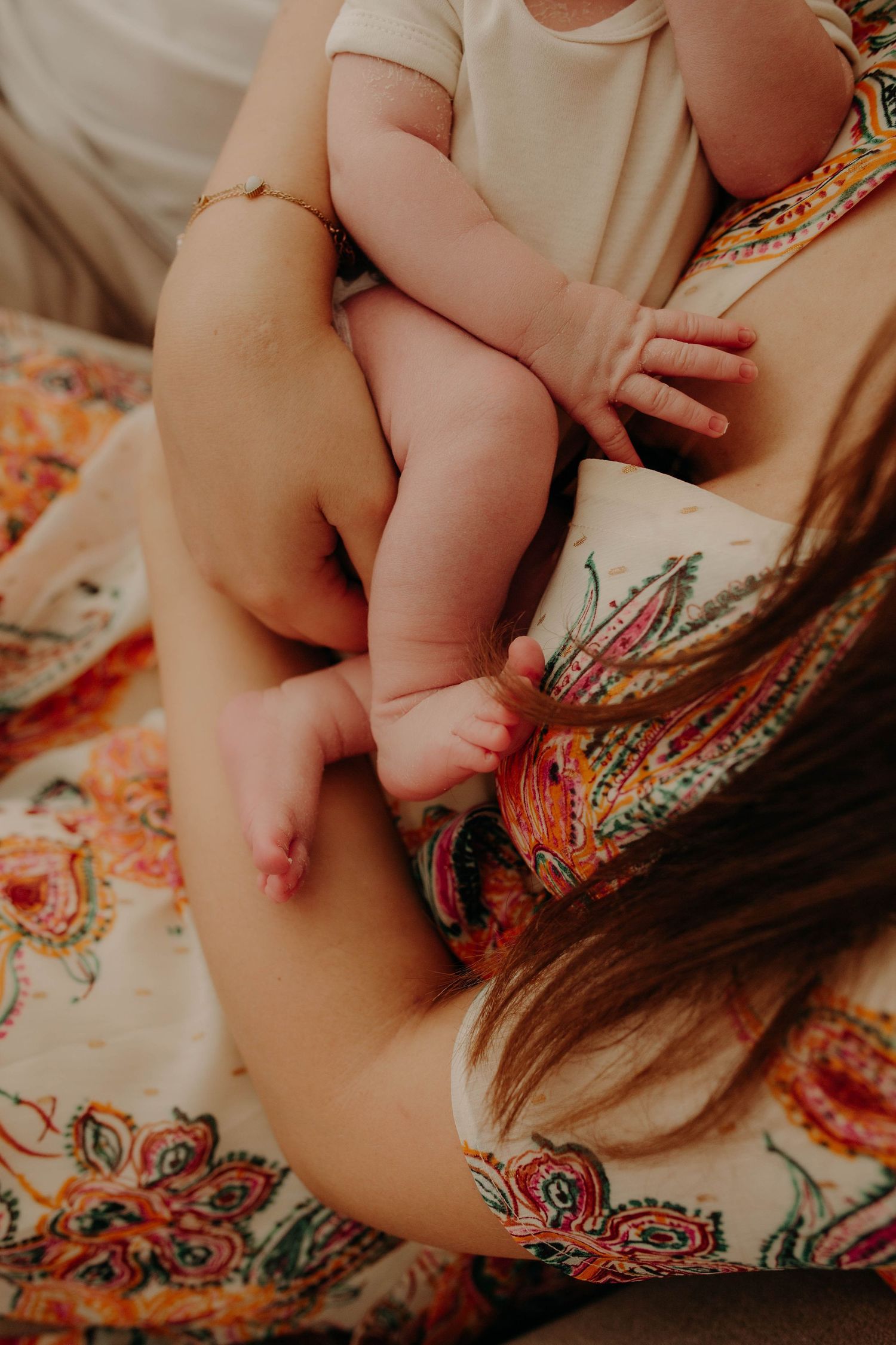 femme et son bébé dans ses bras dans un Salon