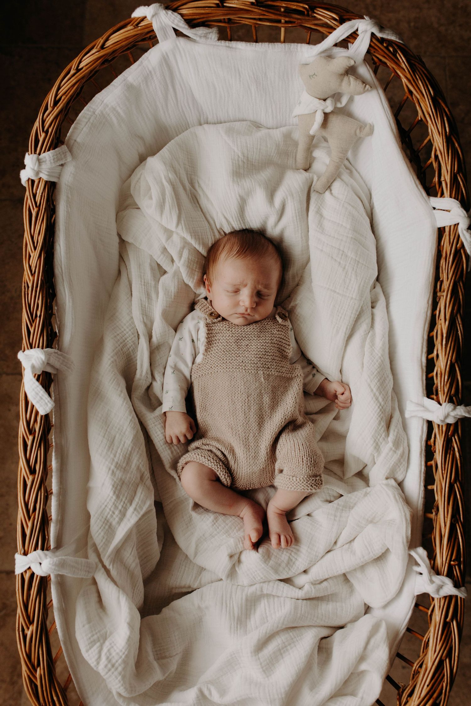 bébé dans un couffin