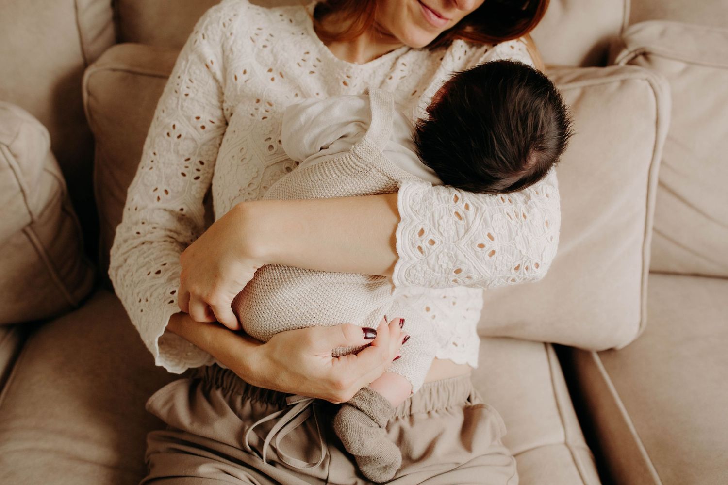 bébé + maman + papa assis dans canapé