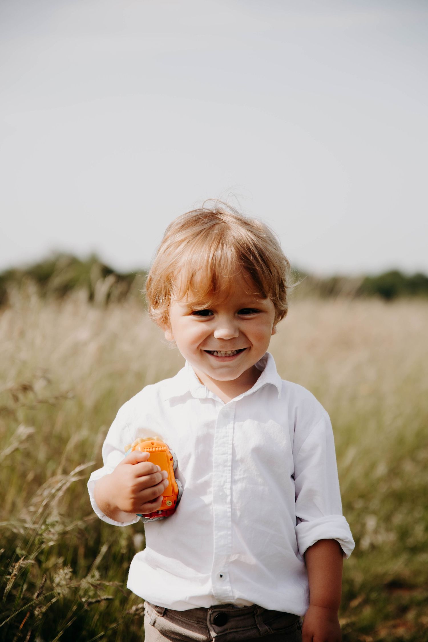 petit garçon qui sourit avec une mini balle de rugby