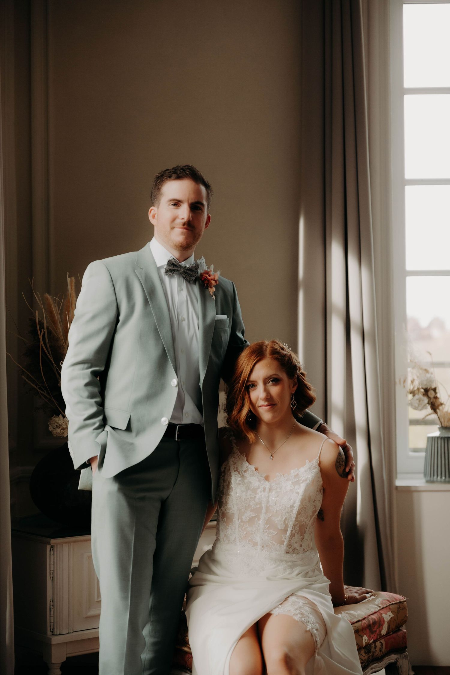 couple de mariés dans la suite le jour du mariage
