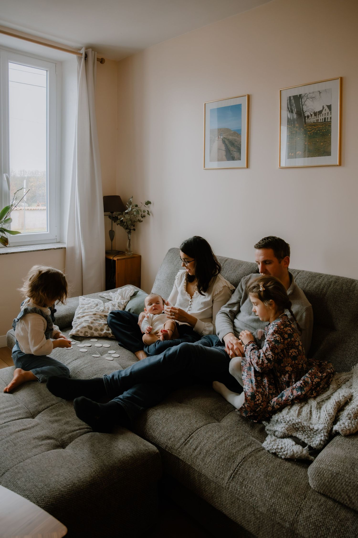 une famille sur un canapé qui joue