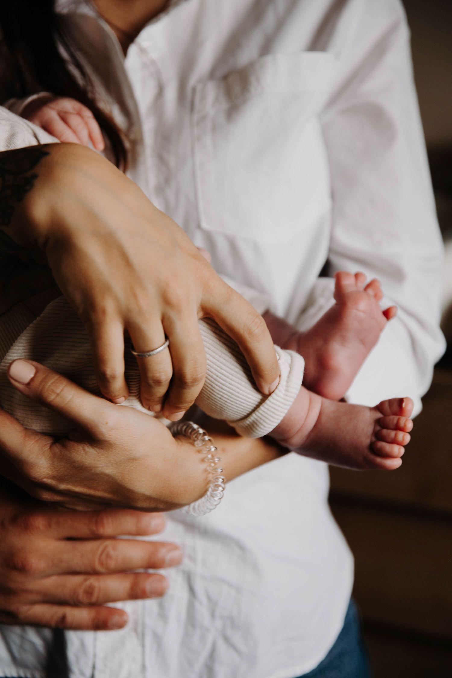 mains et pieds de parents et nouveau né