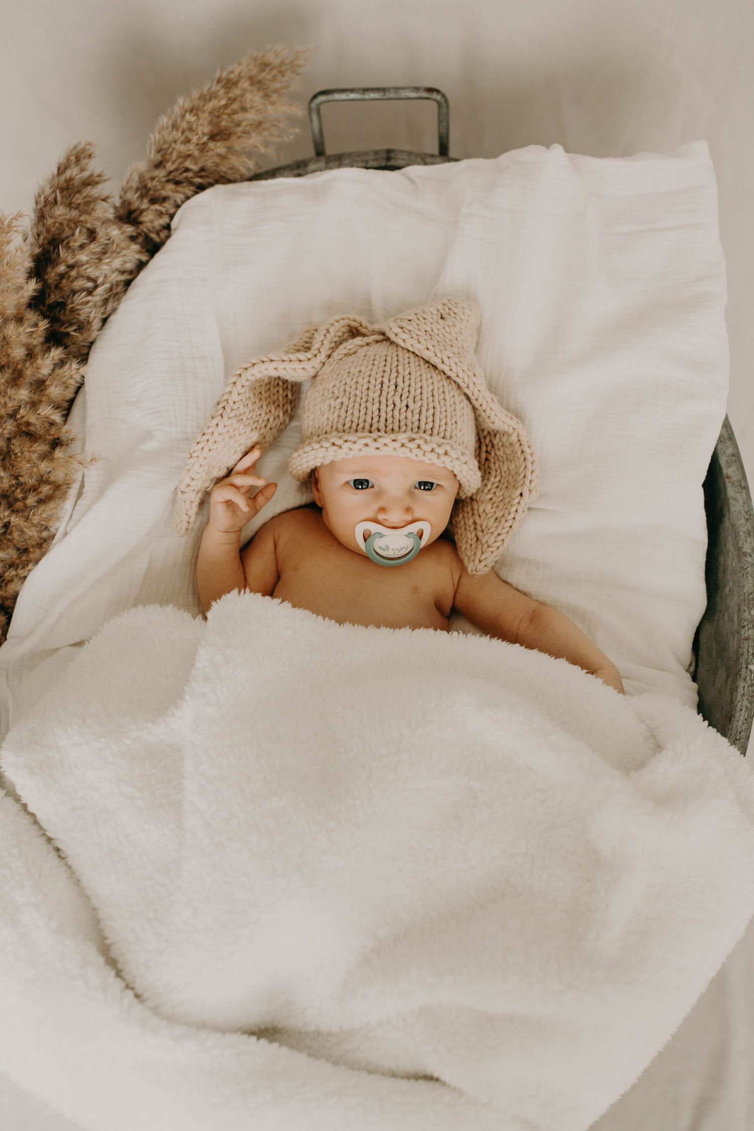 bébé dans un couffin