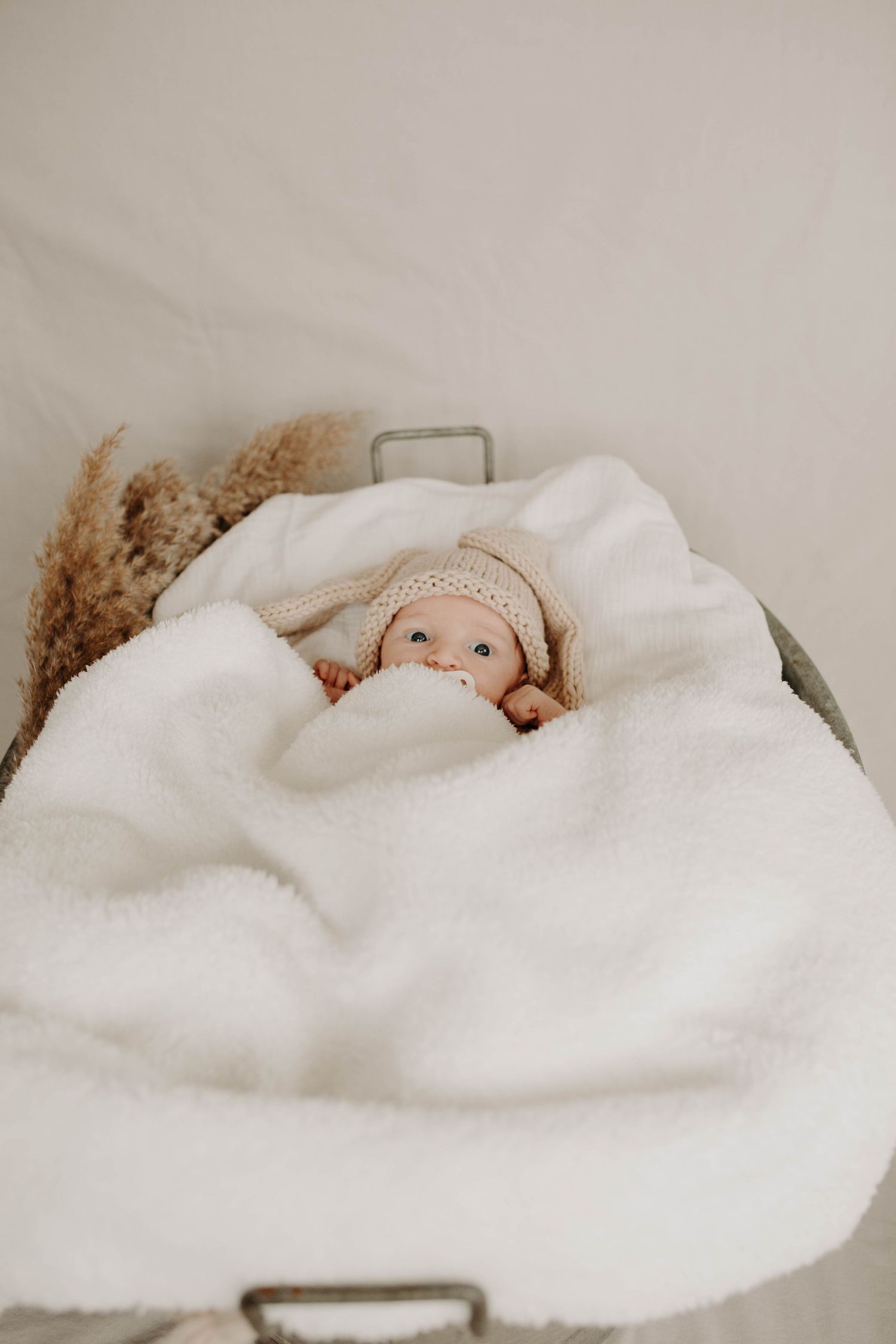 bébé dans un couffin