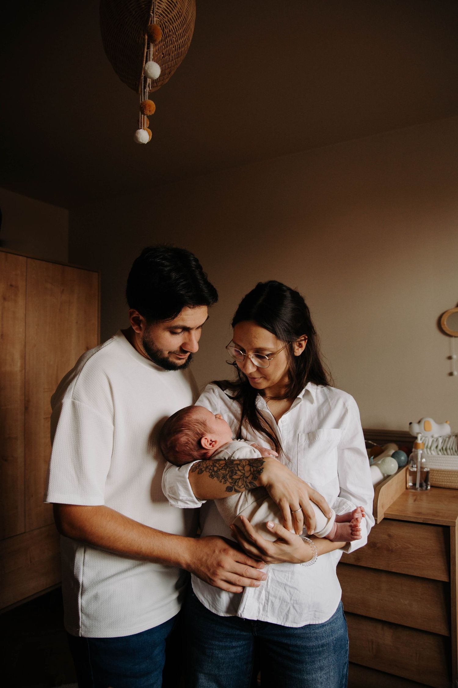 parents avec bébé dans les bras
