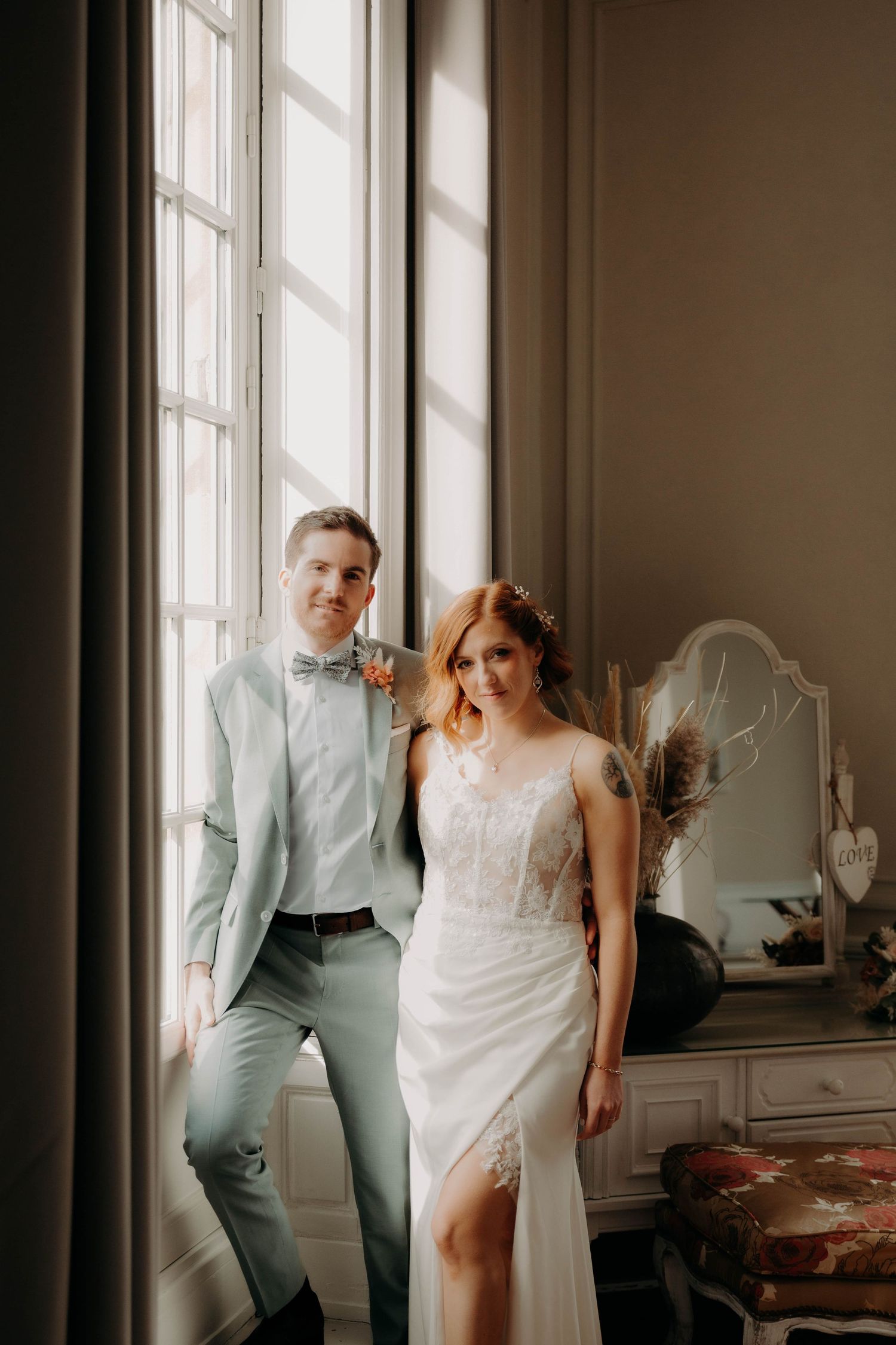 couple de mariés dans la suite le jour du mariage