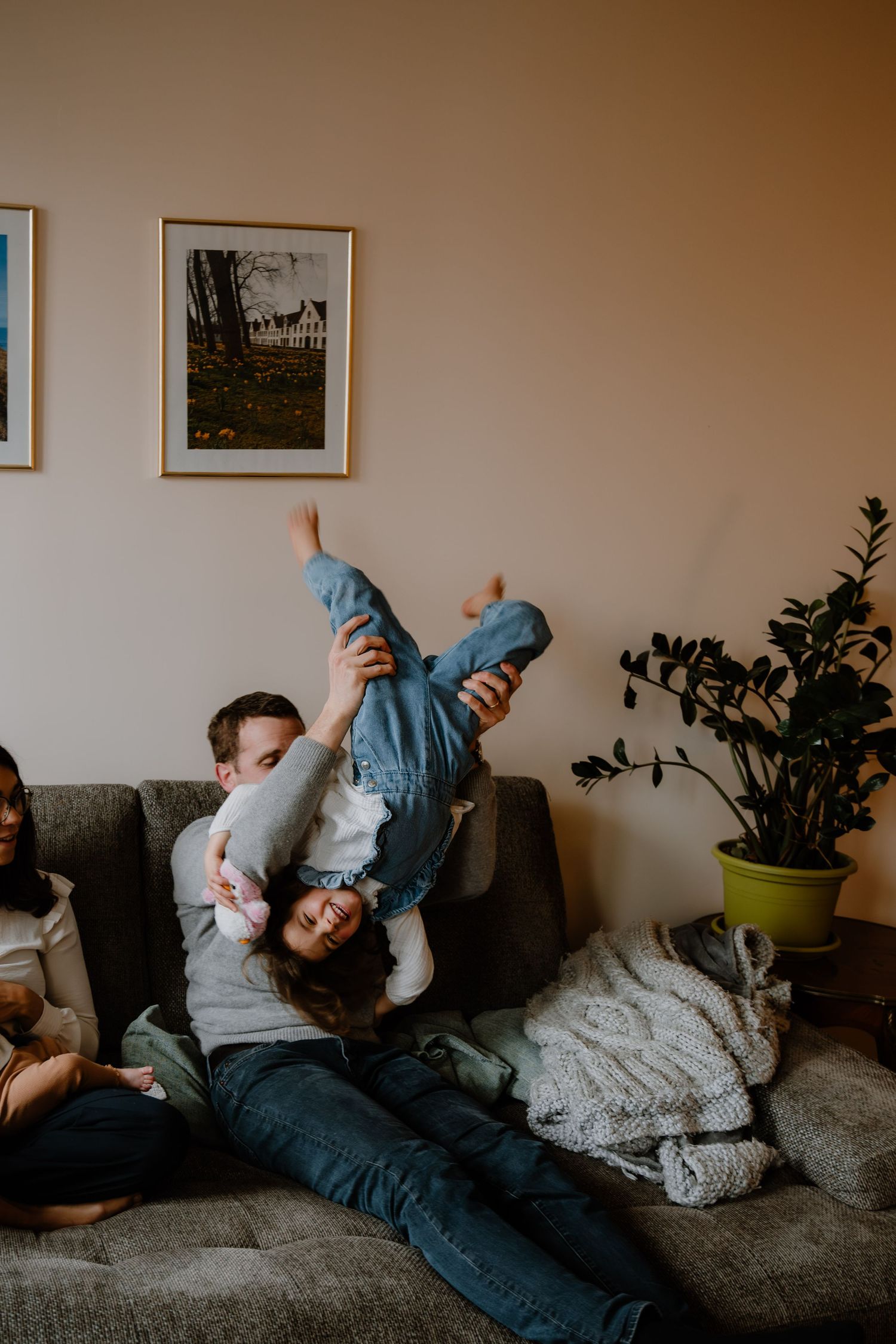 petite fille et son papa jouant