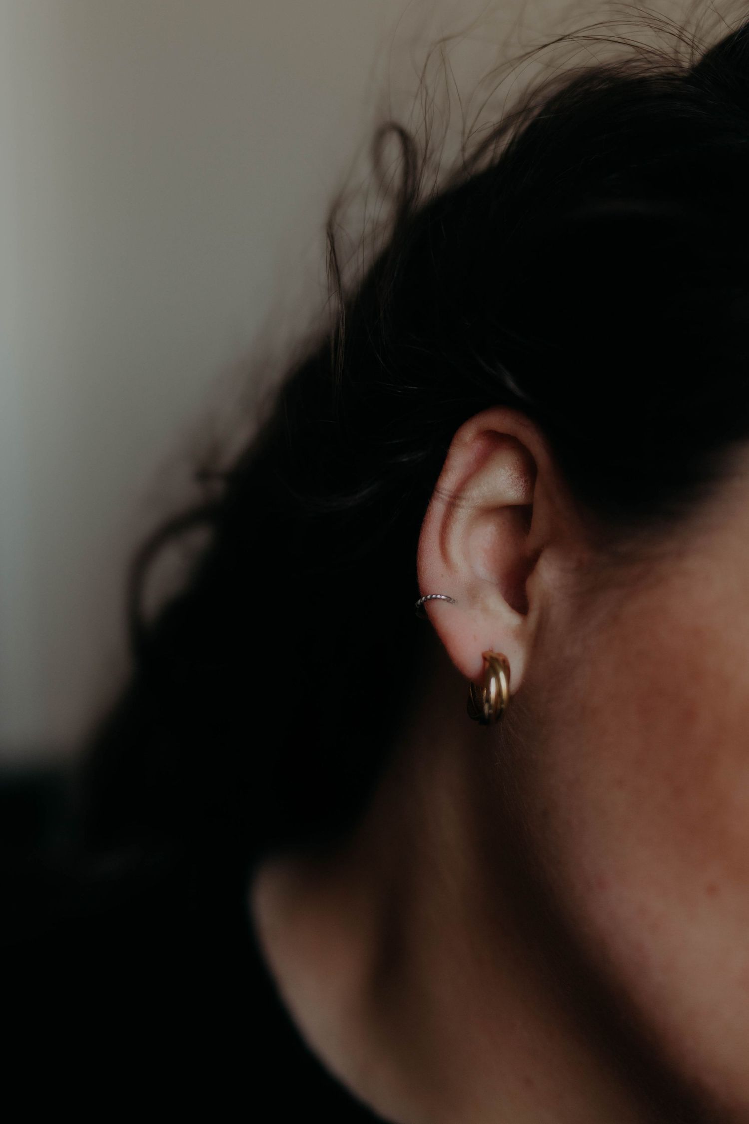 femme autoportrait oreille bijoux