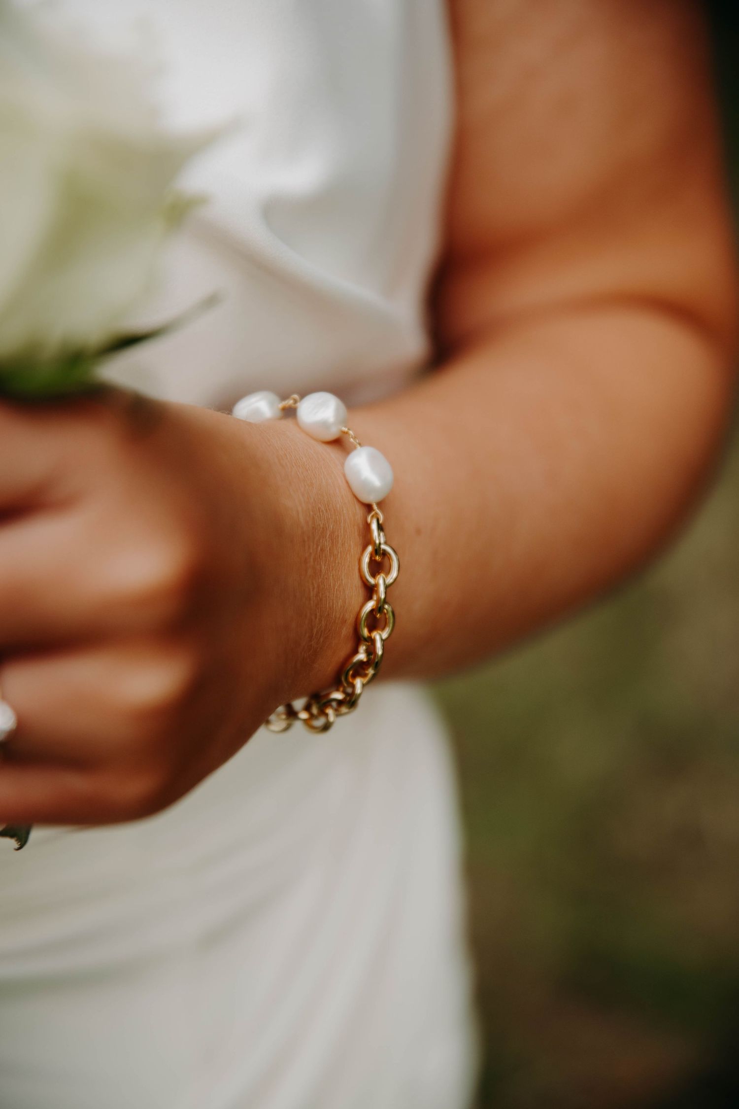 detail   robe et bague mariée