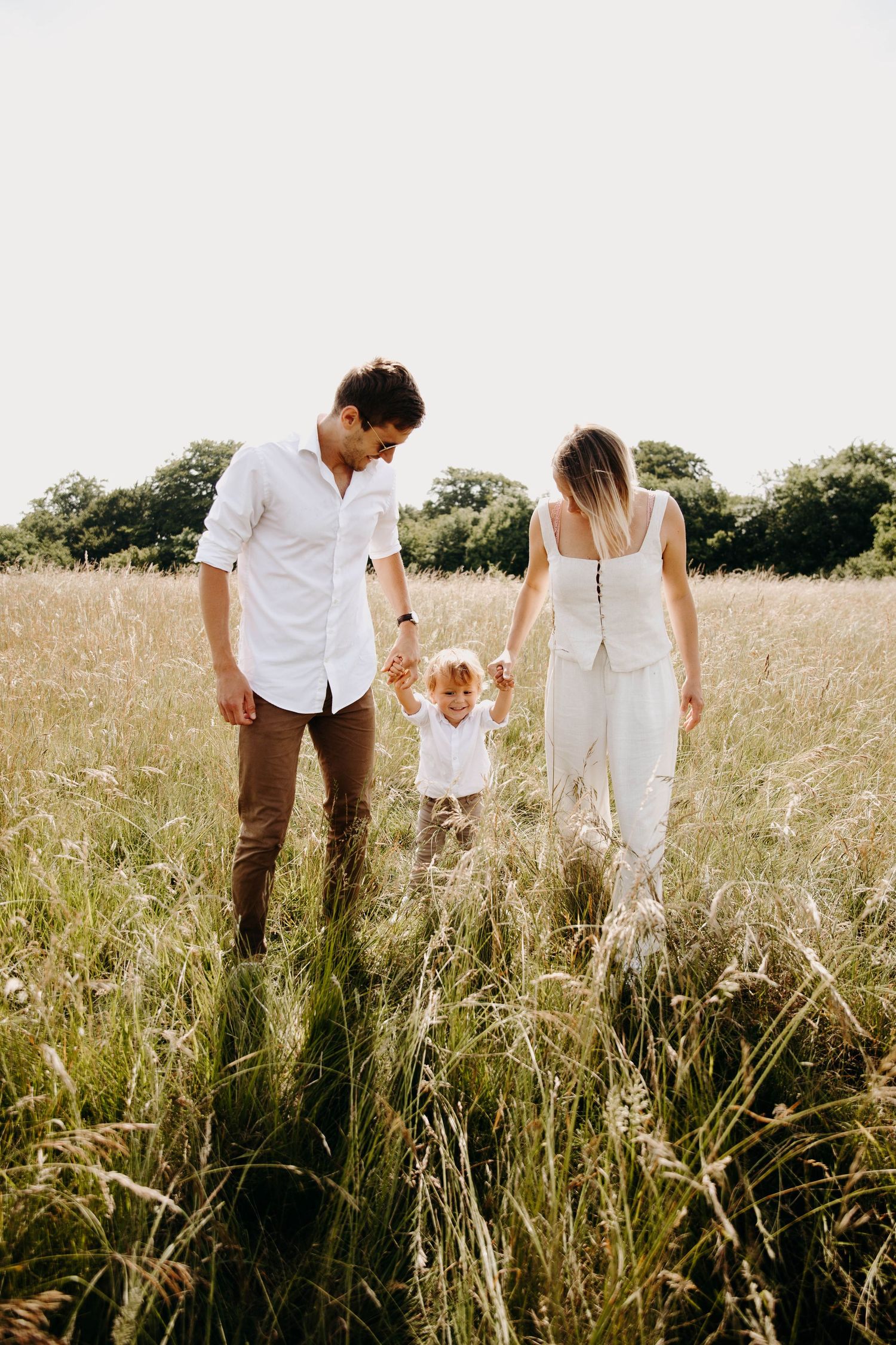 deux parents et leur fils qui marchent face à la photo