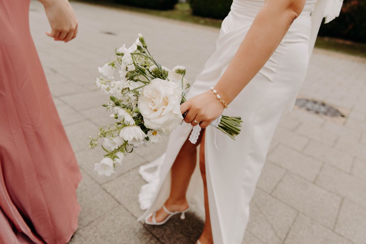 bouquet dans les main d'une mariée