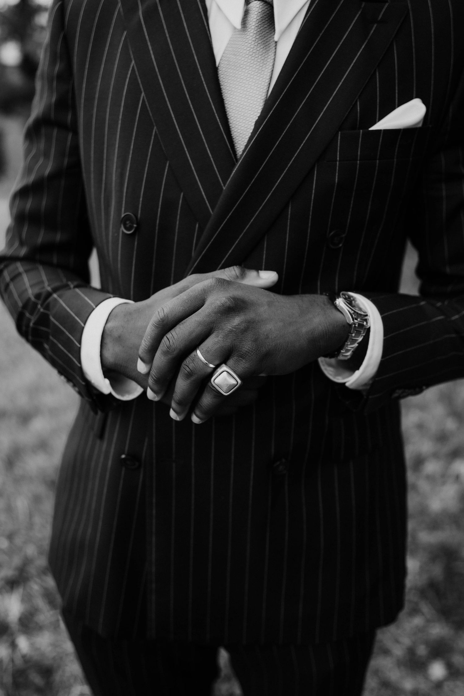 detail costume et bague marié