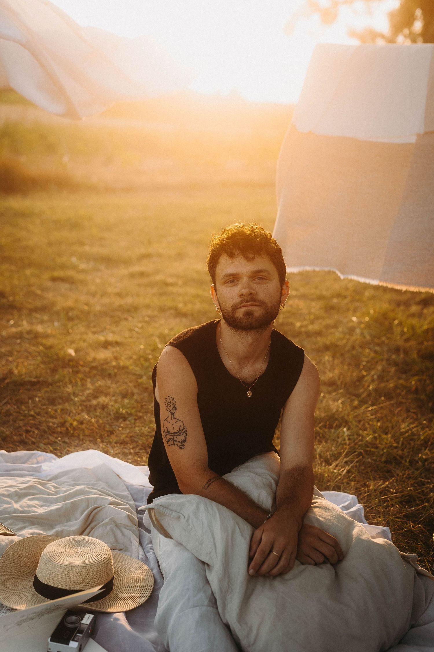 homme seul assis au sol couché de soleil