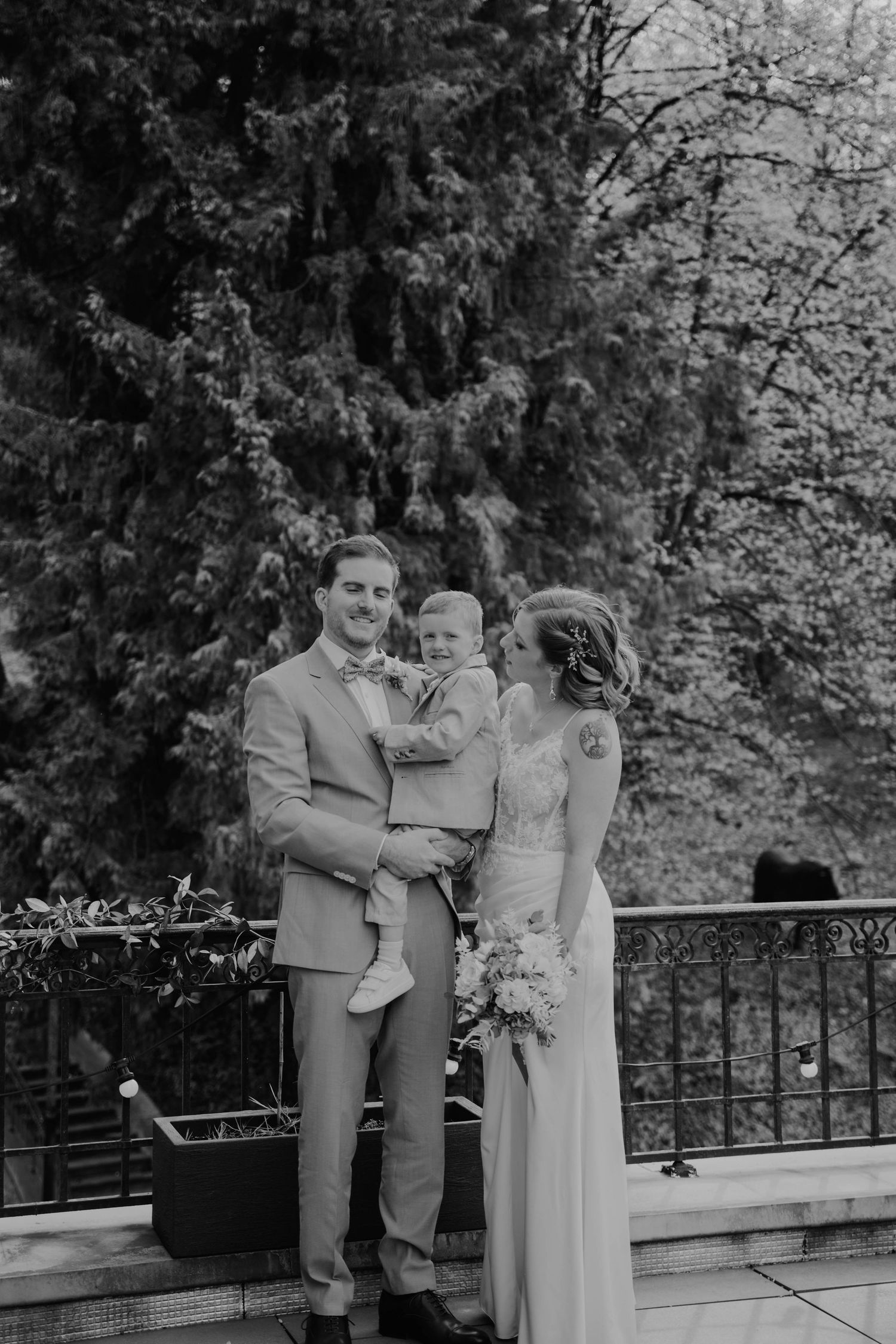 couple de mariés dans la suite le jour du mariage