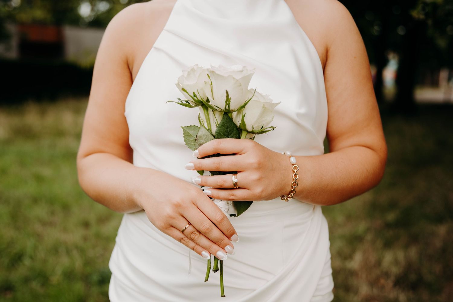 detail   robe et bague coiffure et bouquet mariée