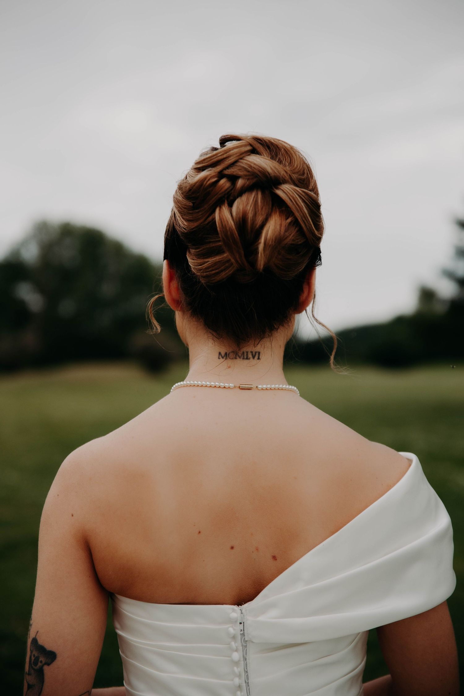 mariée de dos, zoom sur coiffure et detail de robe