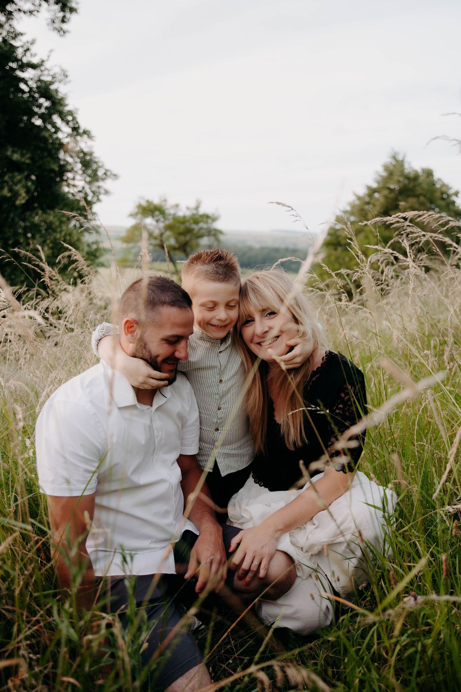 deux parents et leur fils qui s'enlacent