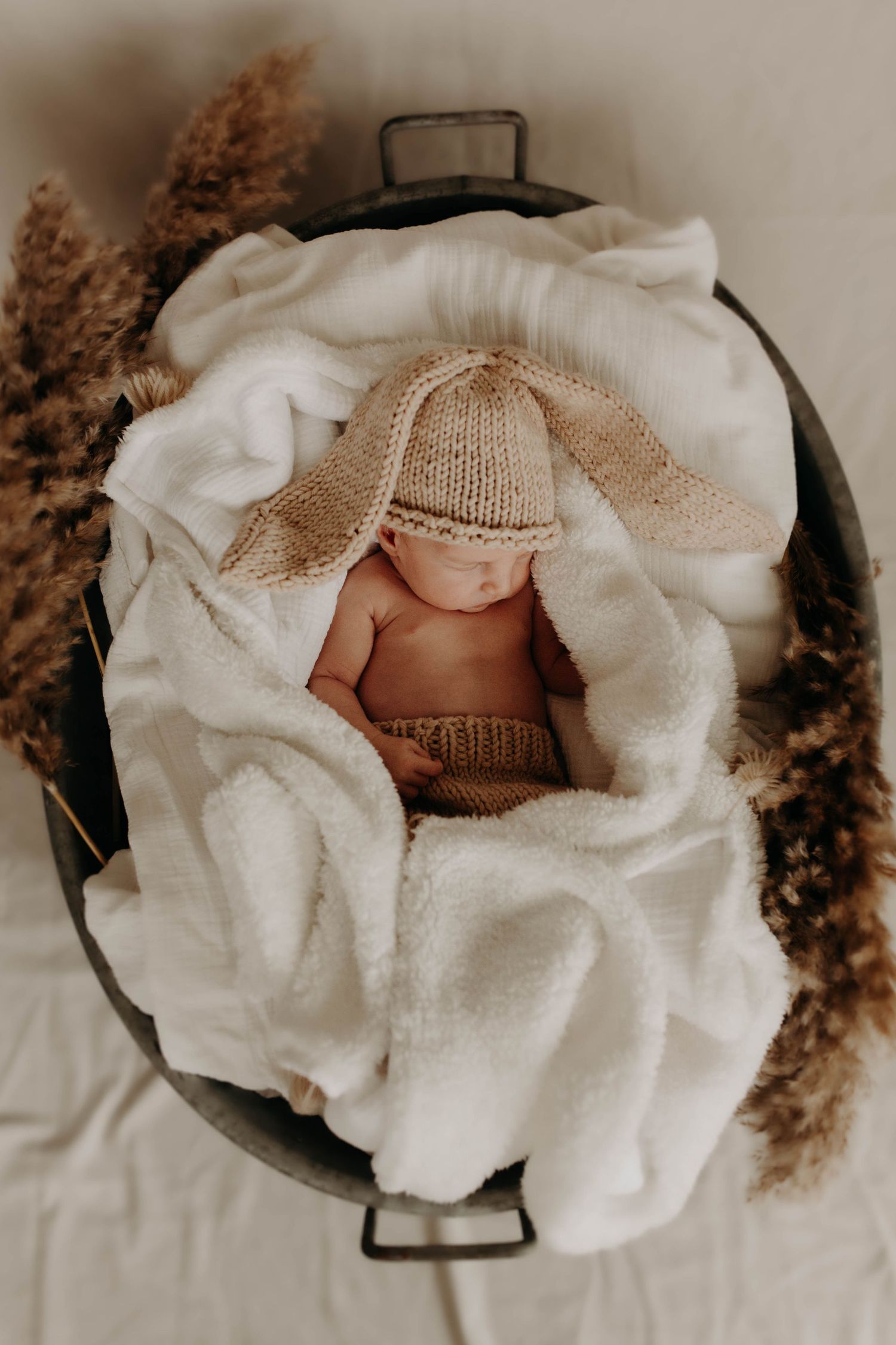 bébé dans un couffin