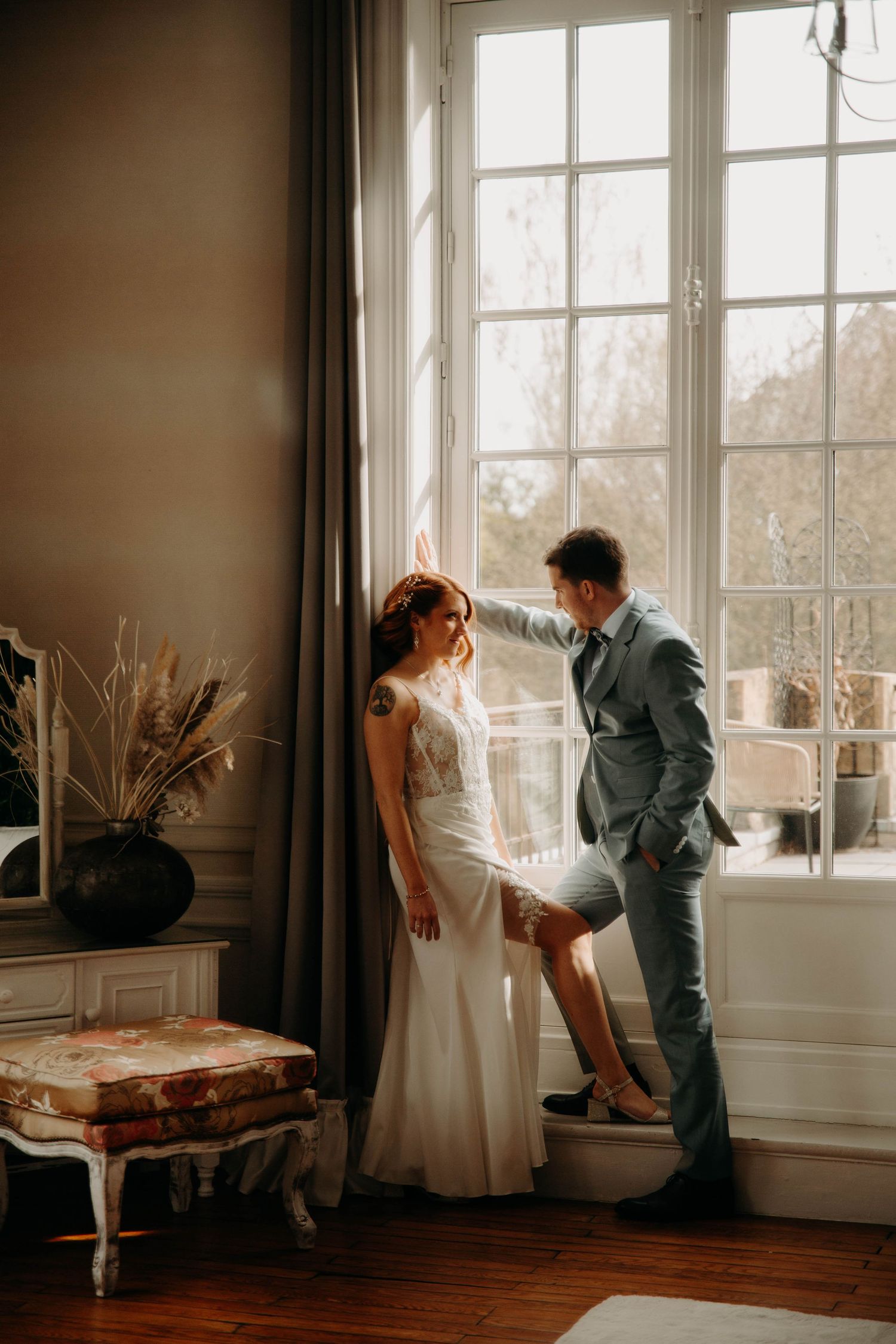 couple de mariés dans la suite le jour du mariage