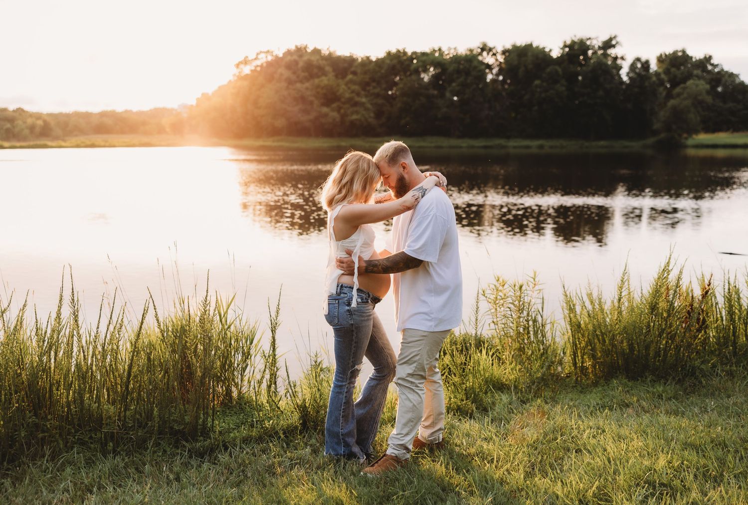 Maternity photoshoot by lake/pond with photographer located throughout the Kansas City Metro area. Based in Blue Springs, Missouri.
