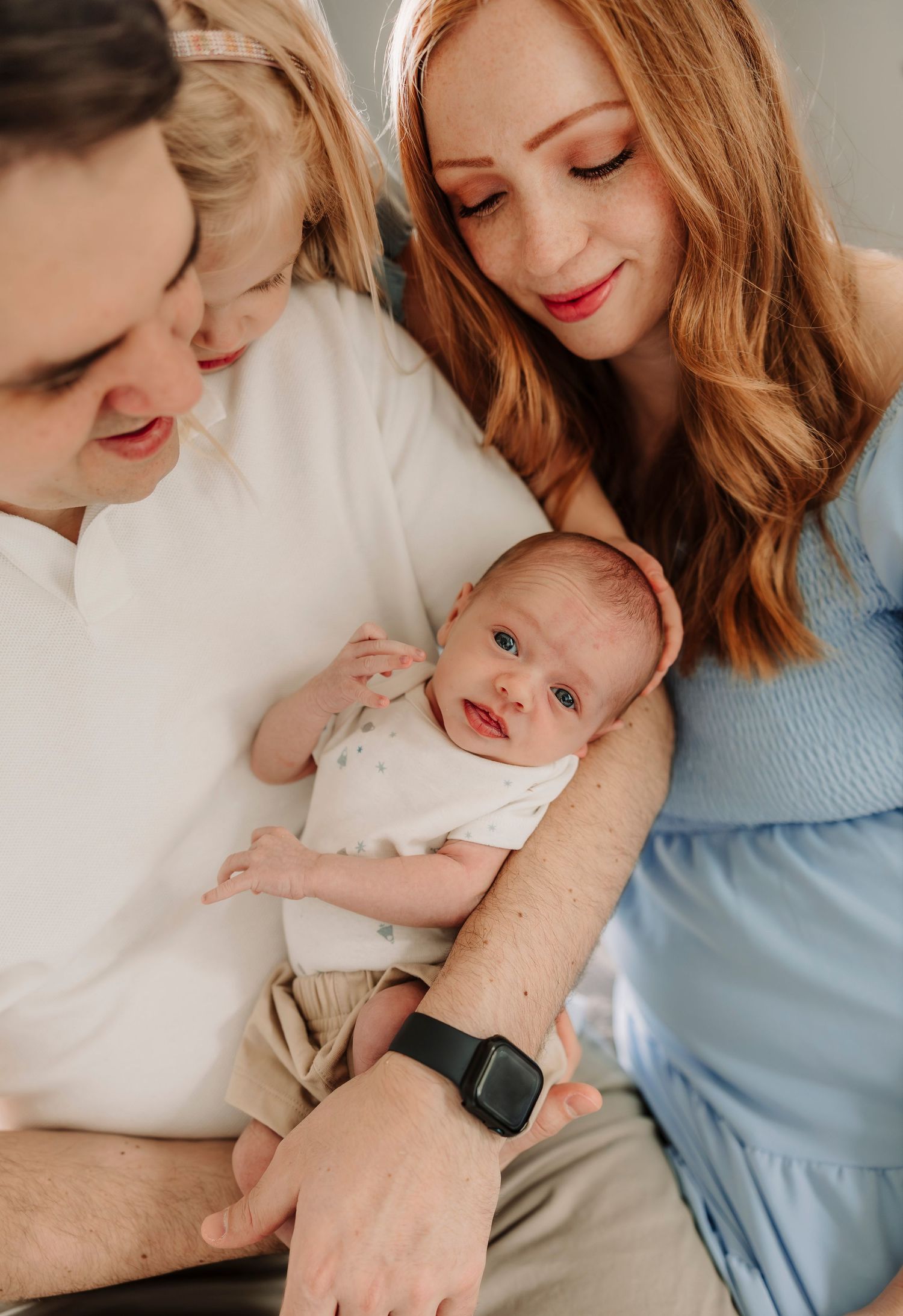 Newborn with family photoshoot with photographer located throughout the Kansas City Metro area. Based in Blue Springs, Missouri.