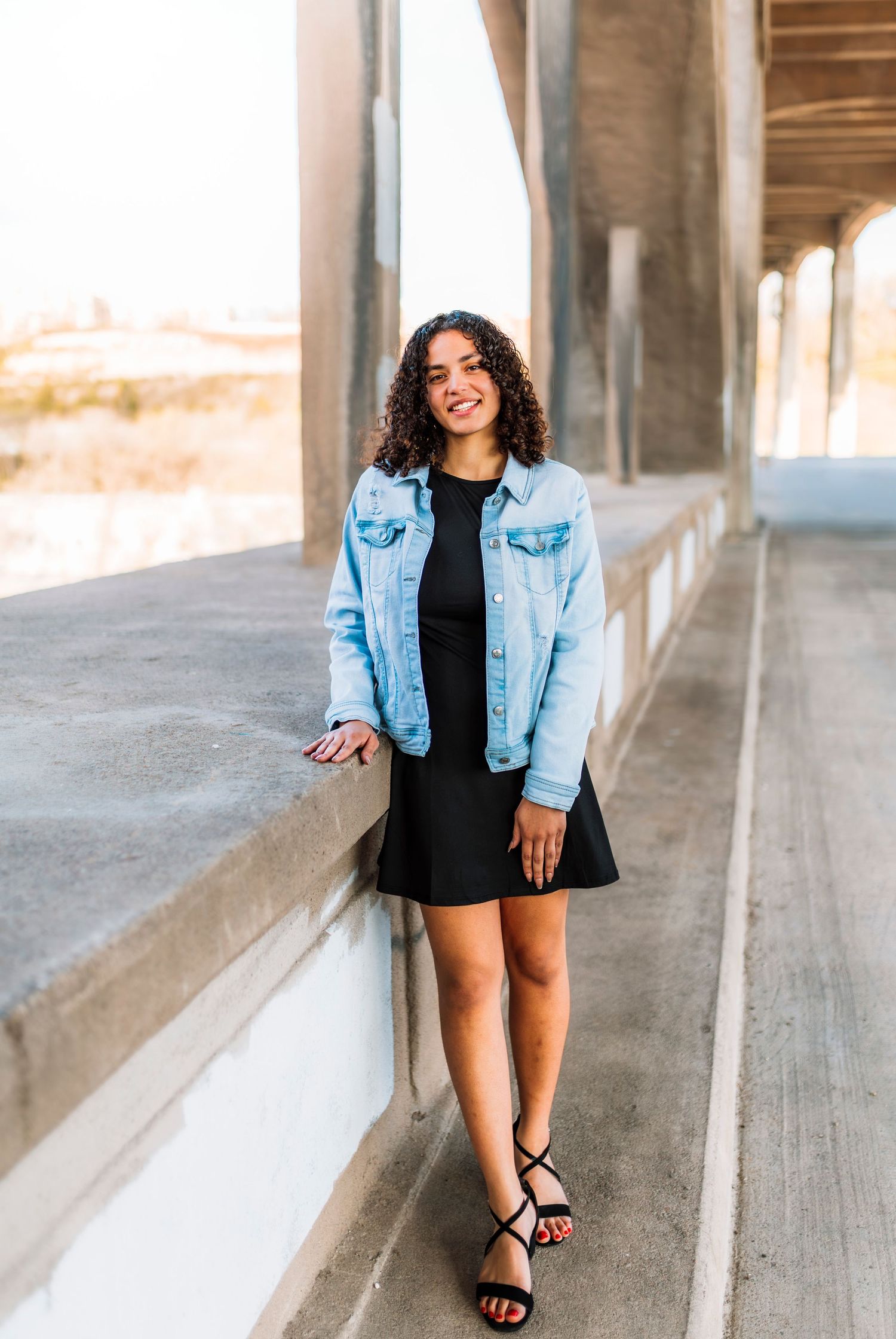 Senior and graduate photographer located throughout the Kansas City Metro area. Based in Blue Springs, Missouri.