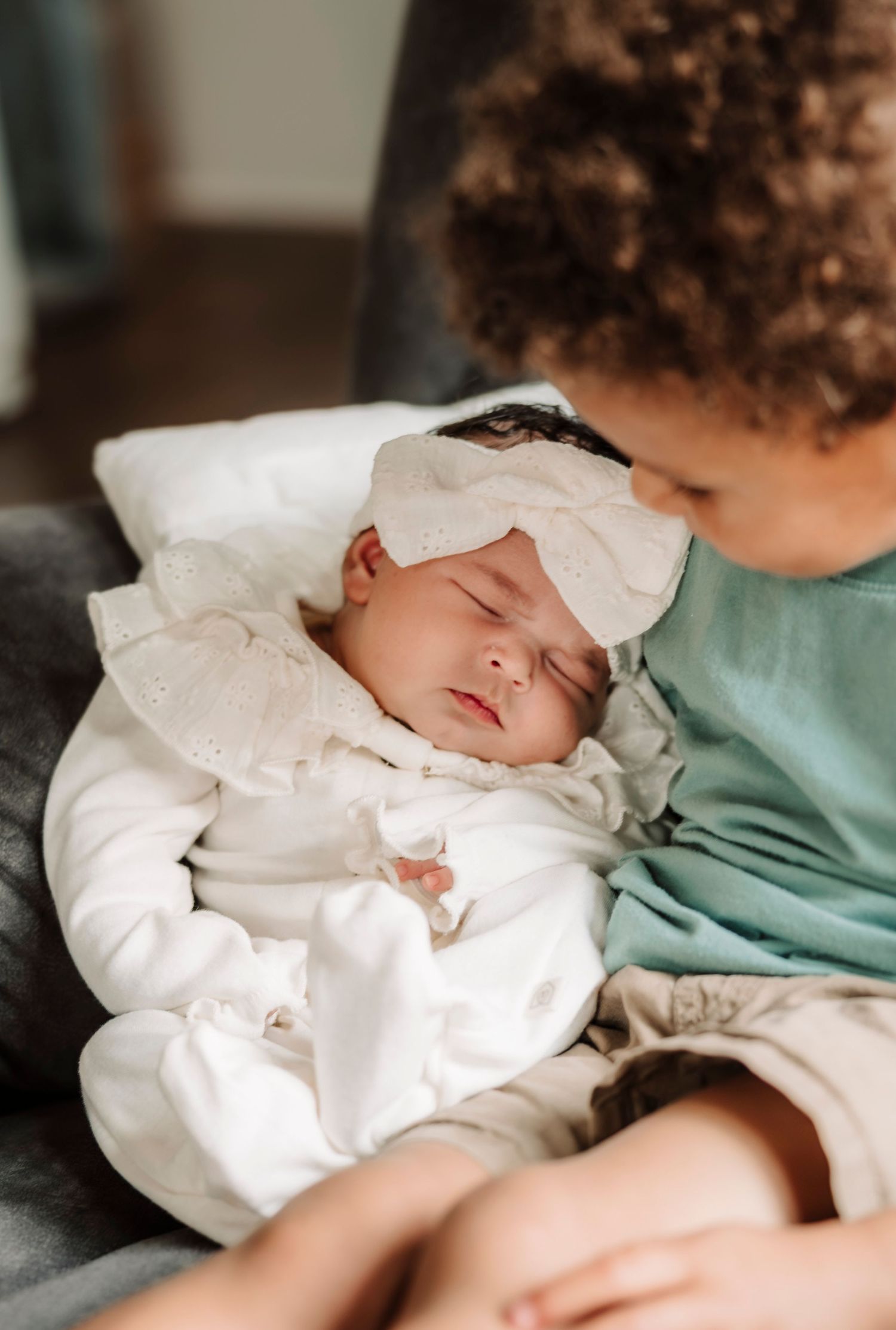 Newborn baby with brother photoshoot with photographer located throughout the Kansas City Metro area. Based in Blue Springs, Missouri.
