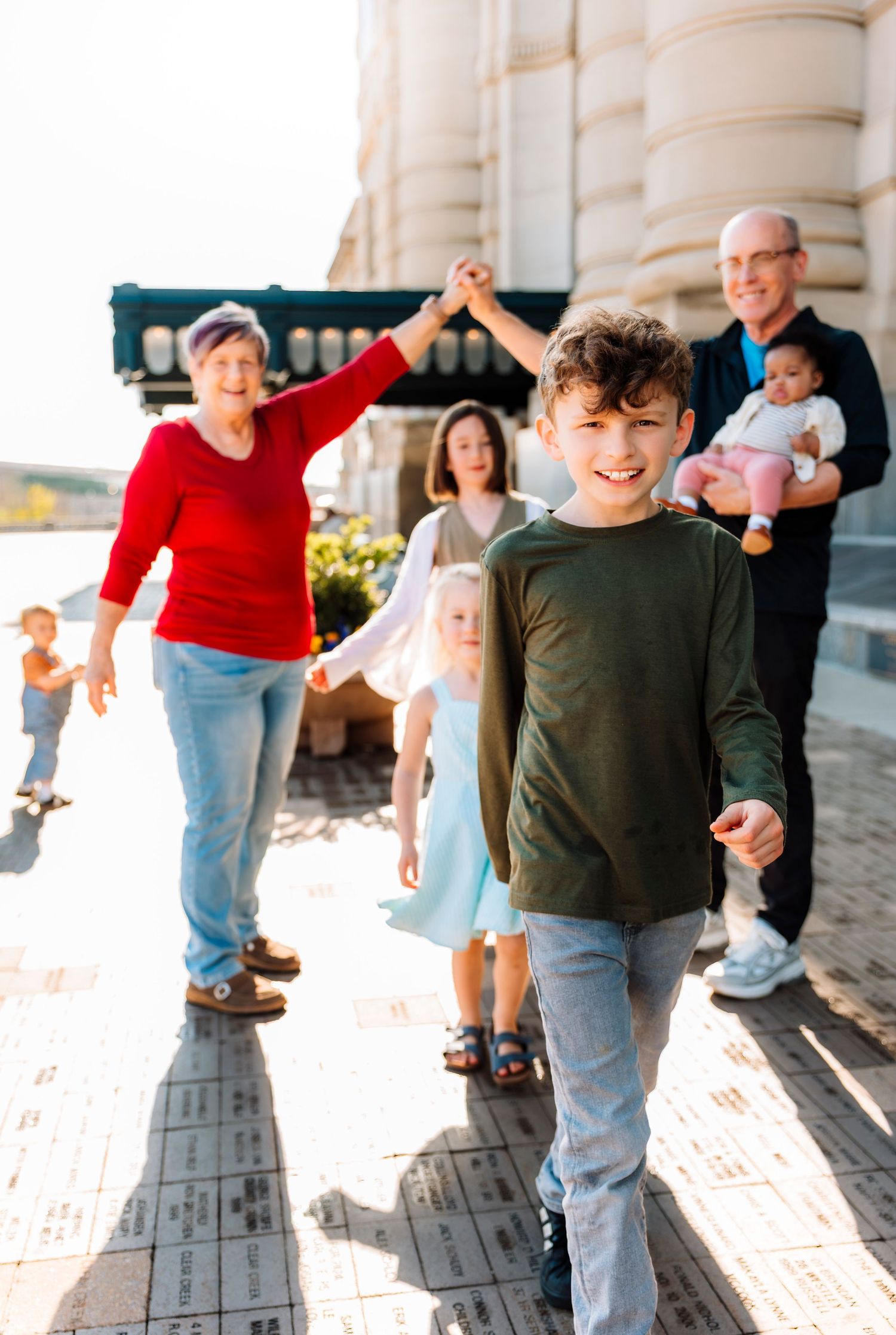 Extended family photographer located throughout the Kansas City Metro area. Based in Blue Springs, Missouri.